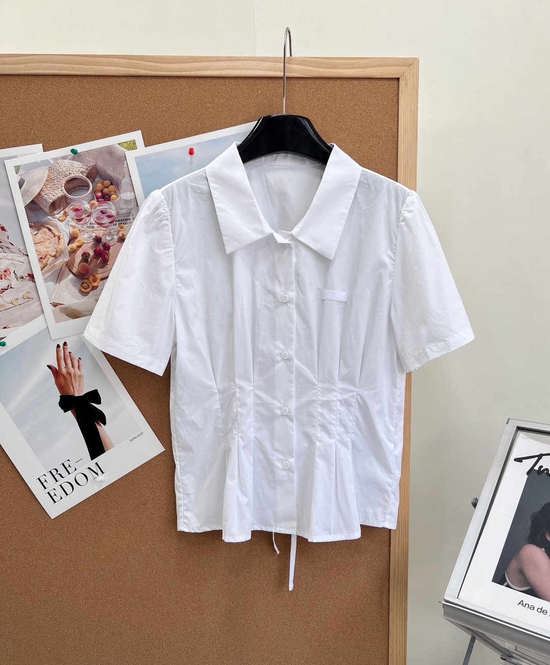 NO:877597,Prada26Ss high-cut waisted short white shirt. Selected high-count double-strand combed cotton, the fabric surface is smooth and stiff, not easy to collapse and wrinkle, breathable and sweat-wicking, close-fitting and refreshing in midsummer without sweating, taking into account the stiff version and comfort and skin-friendlyness, the original homologous fabric has a full texture.  - Lapel collar + micro-puff short sleeves, a classic small square collar to modify the neck line, micro-puff sleeves on the shoulders to weaken the shoulder width, optimize the head-to-shoulder ratio, and is suitable for both slippery and narrow shoulders. - Vertical pleats on the front panel + back waist tie, three-dimensional pleats in front of the body to accurately tighten the waist and abdomen.  - Customized shell buttons, natural mother-of-pearl buckles are warm and shiny, and the chest is embellished with simple brand logos, low-key and luxurious; the hem is naturally slightly pleated, weakening the fat on the crotch, and the style is neat and not tight. Complete with three labels, large quantities of goods!  Size sml,,prada,shirts,T-shirt,19860909Prada26Ss高版收腰短款白衬衫.甄选高支双股精梳棉,布面平整挺括、不易软塌起皱,透气排汗,盛夏贴身清爽不闷汗,兼顾挺括版型与舒适亲肤度,原版同源面料质感拉满. -翻领+微泡泡短袖经典小方领修饰脖颈线条,肩部微量泡泡袖弱化肩宽,优化头肩比,溜肩、窄肩都适配. -前片竖向收褶+后腰系带身前立体压褶精准收束腰腹,后背隐形抽绳可自由调节松紧,轻松掐出小蛮腰,短款衣长拉高腰线,秒变三七分身材. -定制贝壳纽扣天然贝母扣温润有光泽,胸口简约品牌小标点缀,低调轻奢；下摆自然微百褶,弱化胯部赘肉,版型利落不紧绷.三标齐全,大货出！ 尺码sml,,prada,shirts,T-shirt,,Women's clothing