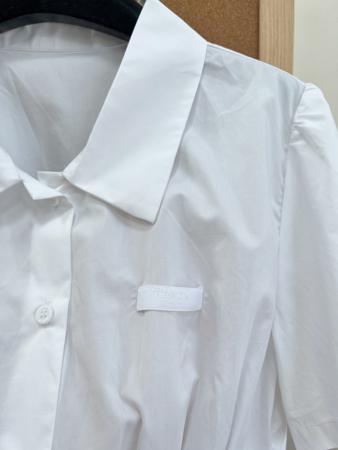 🆕Prada26Ss高版收腰短款白衬衫。甄选高支双股精梳棉，布面平整挺括、不易软塌起皱，透气排汗，盛夏贴