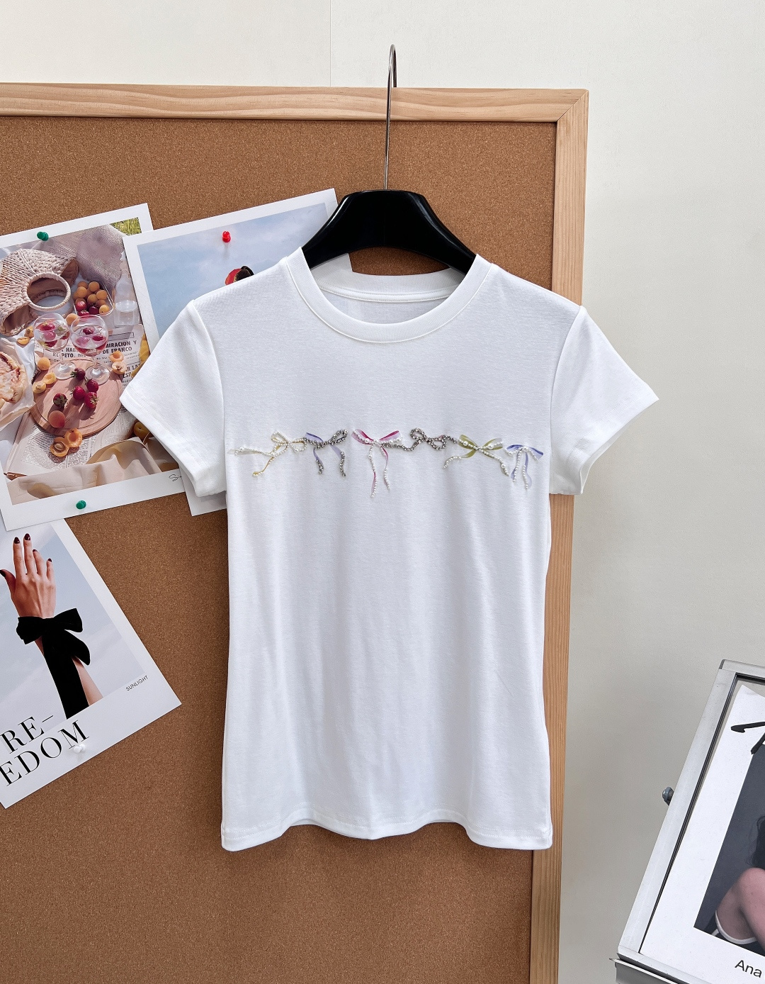 NO:877607,JORYA Zhuoya 26Ss early spring bow beaded slim-fit short-sleeved T-shirt is made of high-elastic, skin-friendly cotton blended fabric. It is soft, breathable, and moderately elastic. The upper body fits the body shape without being tight. It absorbs moisture and wicks away sweat. It is suitable for wearing alone or as an inner layer in spring and summer. It is not easy to deform and pill after long-term wear, and has a smooth and skin-friendly feel.  1. Hand-sewn colorful flash diamond bow beads are hand-sewn on the center line of the body of the heavily hand-made beaded bow, arranged at random, and the multi-color diamond decorations are smart and delicate. The simple solid color dress brightens the shape, giving it a light and luxurious girlish feel. Each bead is firm and not easy to fall off. The exclusive high-end version restores the craftsmanship of the counter.  2. The classic small round neck + waist design has a neat round neck that fits the neck without blocking the skin, the right shoulder short sleeves modify the shoulder line, the slim slightly waisted tailoring optimizes the body shape and outlines the waist line, and the short length can easily heighten the body proportions, hide the flesh and look slimmer, and is friendly to small people. 3. The three-color basic color matching heather gray/pure white/classic black is optional, versatile and suitable for all kinds of bottoms. Complete with three standards, three colors are available!  Size Sml,,T-shirt,tees,t-shirt,19860909JORYA卓雅26Ss早春蝴蝶结串珠修身短袖T恤精选高弹亲肤棉混纺面料,软糯透气、弹力适中,上身贴合身形却不紧绷,吸湿排汗,春夏单穿、内搭都适配,久穿不易变形起球,肤感顺滑亲肤. 1.手工重工串珠蝴蝶结衣身正中线手工缝制彩色闪钻蝴蝶结串珠,错落排布,多色钻饰灵动精致,在简约纯色衣身上提亮造型,轻奢少女感拉满,每一颗钉珠牢固不易脱落,独家高版还原专柜工艺. 2.经典小圆领+收腰版型利落圆领贴合脖颈不卡肤,正肩短袖修饰肩线,修身微收腰剪裁优化身形,勾勒腰线,短款衣长轻松拉高身材比例,藏肉显瘦,小个子友好. 3.三色基础配色麻灰/纯白/经典黑三色可选,百搭不出错,适配各种下装.三标齐全,三色出！ 尺码Sml,,T-shirt,tees，t-shirt,,Women's clothing