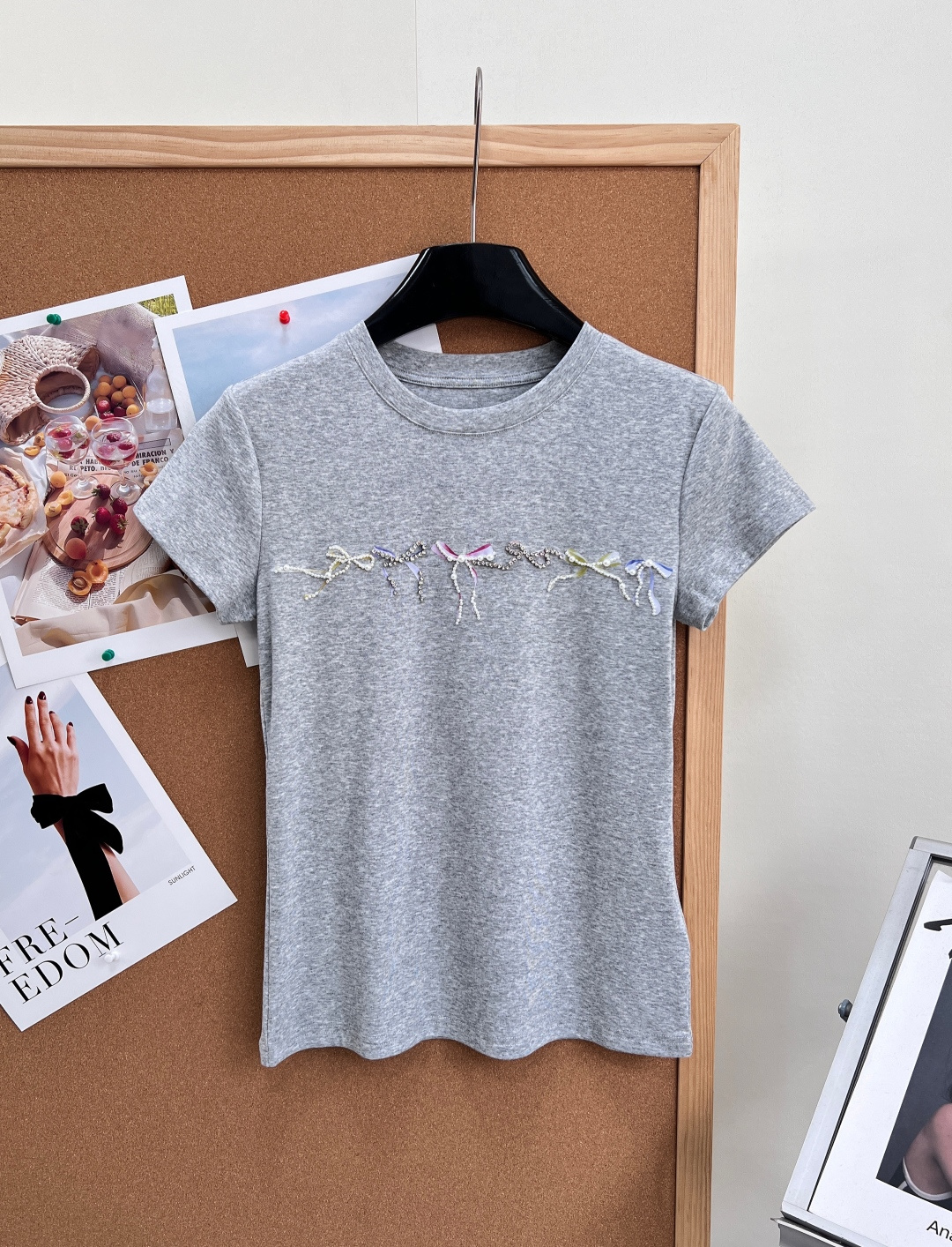 NO:877556,JORYA Zhuoya 26Ss early spring bow beaded slim-fit short-sleeved T-shirt is made of high-elastic, skin-friendly cotton blended fabric. It is soft, breathable, and moderately elastic. The upper body fits the body shape without being tight. It absorbs moisture and wicks away sweat. It is suitable for wearing alone or as an inner layer in spring and summer. It is not easy to deform and pill after long-term wear, and has a smooth and skin-friendly feel.  1. Hand-sewn colorful flash diamond bow beads are hand-sewn on the center line of the body of the heavily hand-made beaded bow, arranged at random, and the multi-color diamond decorations are smart and delicate. The simple solid color dress brightens the shape, giving it a light and luxurious girlish feel. Each bead is firm and not easy to fall off. The exclusive high-end version restores the craftsmanship of the counter.  2. The classic small round neck + waist design has a neat round neck that fits the neck without blocking the skin, the right shoulder short sleeves modify the shoulder line, the slim slightly waisted tailoring optimizes the body shape and outlines the waist line, and the short length can easily heighten the body proportions, hide the flesh and look slimmer, and is friendly to small people. 3. The three-color basic color matching heather gray/pure white/classic black is optional, versatile and suitable for all kinds of bottoms. Complete with three standards, three colors are available!  Size Sml,,T-shirt,tees,t-shirt,19860909JORYA卓雅26Ss早春蝴蝶结串珠修身短袖T恤精选高弹亲肤棉混纺面料,软糯透气、弹力适中,上身贴合身形却不紧绷,吸湿排汗,春夏单穿、内搭都适配,久穿不易变形起球,肤感顺滑亲肤. 1.手工重工串珠蝴蝶结衣身正中线手工缝制彩色闪钻蝴蝶结串珠,错落排布,多色钻饰灵动精致,在简约纯色衣身上提亮造型,轻奢少女感拉满,每一颗钉珠牢固不易脱落,独家高版还原专柜工艺. 2.经典小圆领+收腰版型利落圆领贴合脖颈不卡肤,正肩短袖修饰肩线,修身微收腰剪裁优化身形,勾勒腰线,短款衣长轻松拉高身材比例,藏肉显瘦,小个子友好. 3.三色基础配色麻灰/纯白/经典黑三色可选,百搭不出错,适配各种下装.三标齐全,三色出！ 尺码Sml,,T-shirt,tees，t-shirt,,Women's clothing