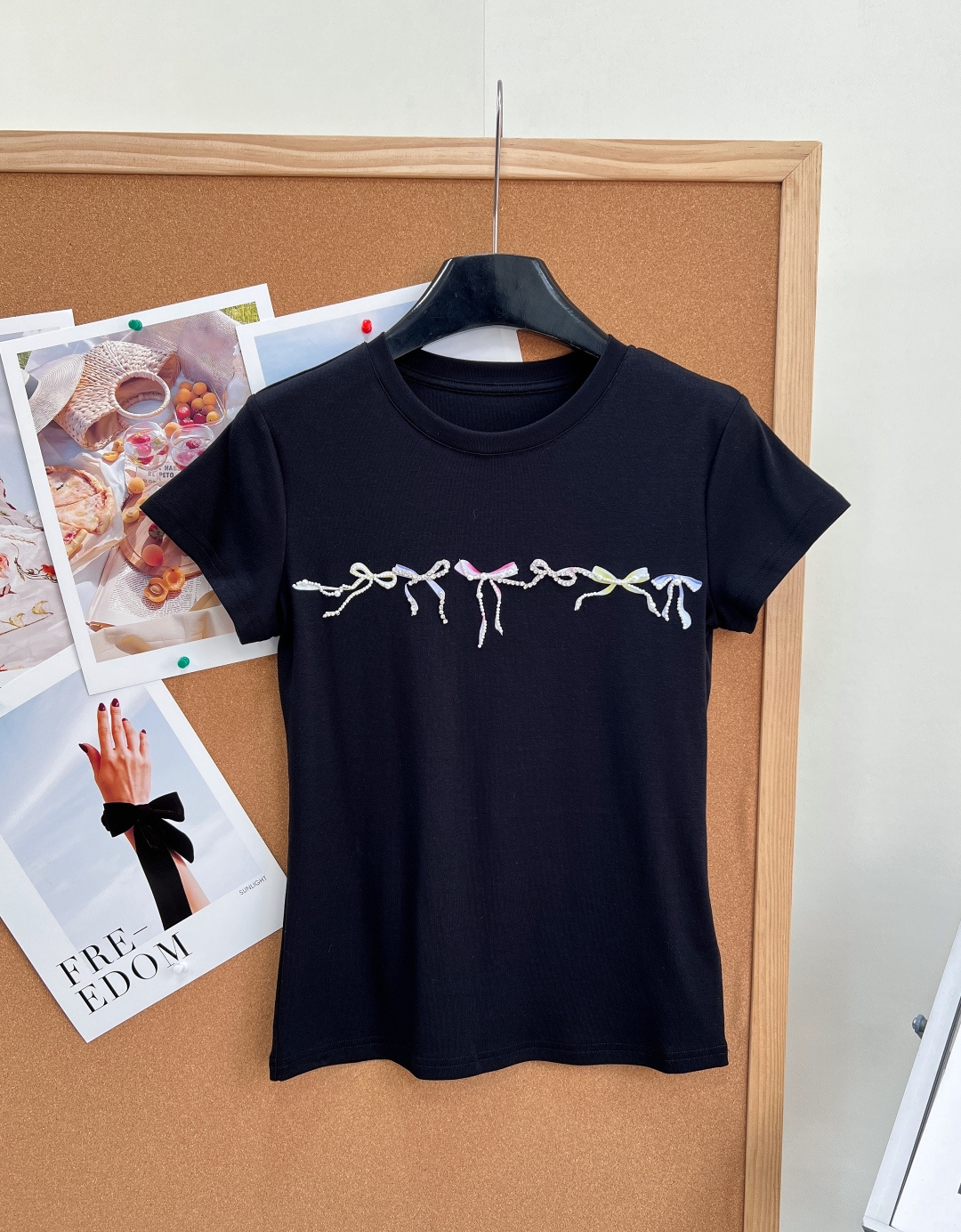 NO:877568,JORYA Zhuoya 26Ss early spring bow beaded slim-fit short-sleeved T-shirt is made of high-elastic, skin-friendly cotton blended fabric. It is soft, breathable, and moderately elastic. The upper body fits the body shape without being tight. It absorbs moisture and wicks away sweat. It is suitable for wearing alone or as an inner layer in spring and summer. It is not easy to deform and pill after long-term wear, and has a smooth and skin-friendly feel.  1. Hand-sewn colorful flash diamond bow beads are hand-sewn on the center line of the body of the heavily hand-made beaded bow, arranged at random, and the multi-color diamond decorations are smart and delicate. The simple solid color dress brightens the shape, giving it a light and luxurious girlish feel. Each bead is firm and not easy to fall off. The exclusive high-end version restores the craftsmanship of the counter.  2. The classic small round neck + waist design has a neat round neck that fits the neck without blocking the skin, the right shoulder short sleeves modify the shoulder line, the slim slightly waisted tailoring optimizes the body shape and outlines the waist line, and the short length can easily heighten the body proportions, hide the flesh and look slimmer, and is friendly to small people. 3. The three-color basic color matching heather gray/pure white/classic black is optional, versatile and suitable for all kinds of bottoms. Complete with three standards, three colors are available!  Size Sml,,T-shirt,tees,t-shirt,19860909JORYA卓雅26Ss早春蝴蝶结串珠修身短袖T恤精选高弹亲肤棉混纺面料,软糯透气、弹力适中,上身贴合身形却不紧绷,吸湿排汗,春夏单穿、内搭都适配,久穿不易变形起球,肤感顺滑亲肤. 1.手工重工串珠蝴蝶结衣身正中线手工缝制彩色闪钻蝴蝶结串珠,错落排布,多色钻饰灵动精致,在简约纯色衣身上提亮造型,轻奢少女感拉满,每一颗钉珠牢固不易脱落,独家高版还原专柜工艺. 2.经典小圆领+收腰版型利落圆领贴合脖颈不卡肤,正肩短袖修饰肩线,修身微收腰剪裁优化身形,勾勒腰线,短款衣长轻松拉高身材比例,藏肉显瘦,小个子友好. 3.三色基础配色麻灰/纯白/经典黑三色可选,百搭不出错,适配各种下装.三标齐全,三色出！ 尺码Sml,,T-shirt,tees，t-shirt,,Women's clothing