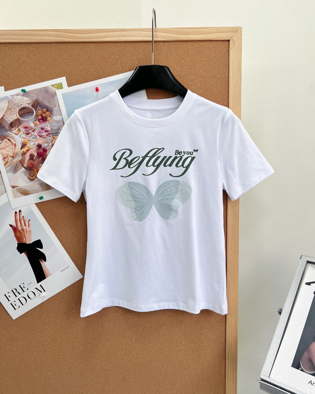 NO:877579,dzzit 26SS Green Butterfly Hot Diamond Lettering Short Sleeve T-shirt is made of high-count combed cotton. The cotton material is dense and soft, breathable and sweat-wicking, making the upper body refreshing in spring and summer without sweating. The fabric surface is anti-wrinkle and not easy to loose and deform. It feels delicate and skin-friendly. It will not deform when worn for a long time in daily life. It is suitable for single wear and inner layering.  - Retro letters + gradient hot-drilled butterfly; 'Beflying' artistic letter printing in dark green floral body on the body, with smooth retro fonts, and small love details in the upper right corner; the gradient turquoise butterfly at the bottom adopts high-temperature fixed-point hot-drilled process, and the butterfly wings are covered with fine sparkling diamonds, sparkling finely under the light and shadow. The gradient blooming printing has its own hazy fairy atmosphere, and the original printing positioning of the counter is reproduced.  -Slim-fitting short version with straight shoulders; classic fit small round neck, fits the neck without blocking the neck, short sleeves with straight shoulders optimizes the shoulder line; slightly waisted short cut, just stuck on the high waist line, easily raises the waistline, optimizes the body shape, waist cut cleverly hides the small waist and abdomen, and is friendly to small people. -Pure milk white background color; soft off-white background color does not pick yellow and black skin, refreshing green butterfly neutralizes the monotony of white T, fresh and age-reducing, full of sweet atmosphere. Big goods!  Size sml,,T-shirt,tees,t-shirt,19860909dzzit地素26SS青蝶烫钻字母短袖T恤精选高支精梳纯棉,棉料密实软糯,透气排汗,春夏上身清爽不闷汗；布面抗皱不易松垮变形,触感细腻亲肤,日常久穿不变形,单穿内搭都合适. -复古字母+渐变烫钻蝴蝶；衣身墨绿色花体「Beflying」艺术字母印花,字体流畅复古,右上角点缀小爱心细节；下方渐变青绿色蝴蝶采用高温定点烫钻工艺,蝶翼满铺细碎闪钻,光影下细碎闪耀,渐变晕染印花自带朦胧仙气,复刻专柜原版印花定位. -正肩修身短款版型；经典合身小圆领,贴合脖颈不卡脖子,正肩短袖优化肩线；微收腰短剪裁,刚好卡在高腰线上,轻松拉高腰线、优化三七身材,收腰剪裁巧妙藏住腰腹小肉肉,小个子友好. -纯净奶白底色；柔和米白底色不挑黄皮黑皮,清爽绿调蝴蝶中和白T单调,清新减龄,甜系氛围感拉满.大货出！ 尺码sml,,T-shirt,tees，t-shirt,,Women's clothing
