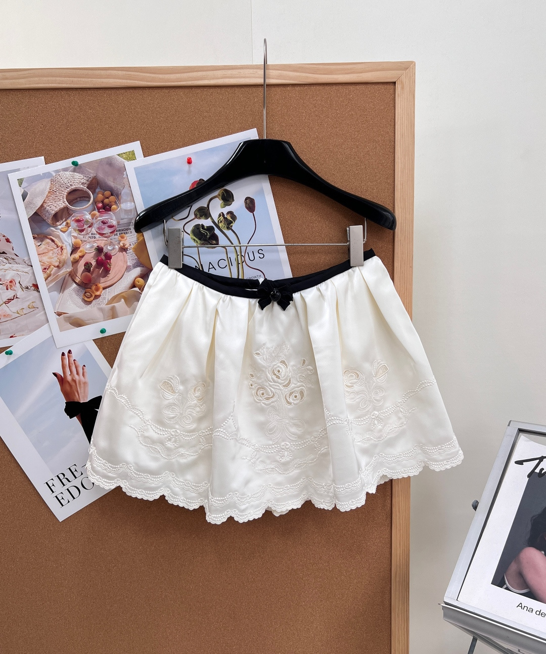 NO:878023,LeFame's 26 spring and summer new satin embroidered pleated skirt is made of high-gloss and smooth satin fabric, with delicate pearl soft light. The drape is stiff but not soft, and the pleats are neatly shaped. The upper body has a noble soft light filter, which feels soft and skin-friendly.  Heavy embroidery, the skirt is full of vintage roses and bows hollow embroidery, the three-dimensional embroidery texture is exquisite and elegant, the hollow lace is arranged in a circle along the skirt, and the layers of wavy lace edges are engraved with the brand's classic palace girl design.  Size sml,,skirts,19860909LeFame拉飞姆26春夏新款缎面刺绣百褶短裙甄选高光泽柔滑缎面面料,自带细腻珍珠柔光,垂坠挺括不软塌,褶皱定型利落,上身自带贵气柔光滤镜,触感软糯亲肤, 重工刺绣,裙身满幅复古玫瑰+蝴蝶结镂空刺绣,立体绣花肌理精致考究,镂空花边沿裙摆一圈排布,层层波浪蕾丝锁边,复刻品牌经典宫廷少女设计,针脚细腻满满手工质感,黑白双色经典撞色腰头,白款搭配黑蝴蝶结、黑款缀珍珠扣,细节辨识度拉满. 两色出！ 尺码sml,,skirts,,Women's clothing