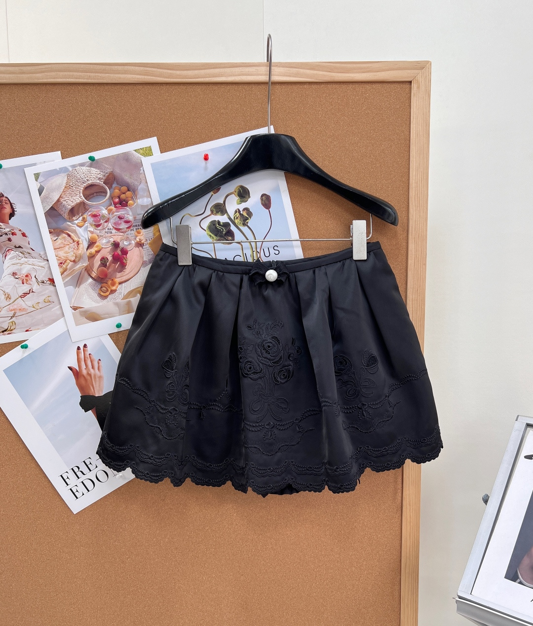 NO:878027,LeFame's 26 spring and summer new satin embroidered pleated skirt is made of high-gloss and smooth satin fabric, with delicate pearl soft light. The drape is stiff but not soft, and the pleats are neatly shaped. The upper body has a noble soft light filter, which feels soft and skin-friendly.  Heavy embroidery, the skirt is full of vintage roses and bows hollow embroidery, the three-dimensional embroidery texture is exquisite and elegant, the hollow lace is arranged in a circle along the skirt, and the layers of wavy lace edges are engraved with the brand's classic palace girl design.  Size sml,,skirts,19860909LeFame拉飞姆26春夏新款缎面刺绣百褶短裙甄选高光泽柔滑缎面面料,自带细腻珍珠柔光,垂坠挺括不软塌,褶皱定型利落,上身自带贵气柔光滤镜,触感软糯亲肤, 重工刺绣,裙身满幅复古玫瑰+蝴蝶结镂空刺绣,立体绣花肌理精致考究,镂空花边沿裙摆一圈排布,层层波浪蕾丝锁边,复刻品牌经典宫廷少女设计,针脚细腻满满手工质感,黑白双色经典撞色腰头,白款搭配黑蝴蝶结、黑款缀珍珠扣,细节辨识度拉满. 两色出！ 尺码sml,,skirts,,Women's clothing
