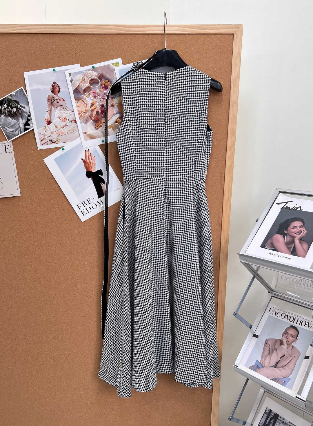 🆕Dior26春夏经典千鸟格无袖收腰连衣裙✨▫️标志性黑白千鸟格复古纹样，是品牌常年长青的经典元素，甄选
