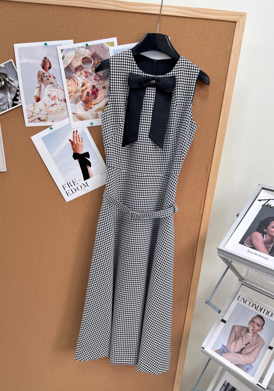 🆕Dior26春夏经典千鸟格无袖收腰连衣裙✨▫️标志性黑白千鸟格复古纹样，是品牌常年长青的经典元素，甄选