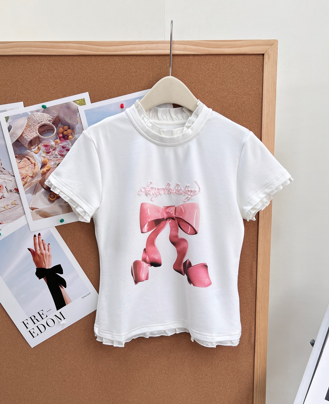 NO:878309,LeFame's new bow T-shirt｜Switch between sweet girl/hot girl with one click. This T-shirt directly welds the sweet and spicy atmosphere to the body!  The fabric is high-elastic and skin-friendly knitted fabric, soft and fufu like being wrapped in clouds, breathable and not sweaty, very comfortable to wear, extremely elastic, and slimming without being tight. The detailed collar + ear-shaped earring design on the cuffs has its own gentle filter, which is sweet but not greasy; the 3D textured bow print on the chest is amazing, paired with ribbon letter embroidery + pearl embellishment, the details are full, and it is not cheap at all!  Two colors to choose from. The white model is a sweet and airy girl. Paired with light-colored bottoms, it can be worn on a date to make your heart flutter. The black model is a cool, sweet girl. Pair it with high-waisted jeans/work skirts. Who knows how pure and sexy you are!  Pair it with the universal formula and just wear a pair of high-waisted pants. It looks great. Even a small person can wear it with a 37% proportion. It is a sweet and spicy T-shirt that must be locked in the wardrobe!  Two colors come out!  Size sml,,skirts,jeans,tees,t-shirt,19860909LeFame拉飞姆新款蝴蝶结T恤｜甜妹/辣妹一键切换,这件T恤直接把甜辣氛围感焊在身上了！ 面料高弹亲肤针织面料,软fufu的像被云朵裹住,透气不闷汗,贴身穿巨舒服,弹力也绝,显瘦不勒肉 细节领口+袖口的木耳边设计,自带温柔滤镜,甜而不腻；胸前3D质感蝴蝶结印花太绝了,搭配缎带字母刺绣+珍珠点缀,细节直接拉满,完全不廉价！ 两色选择 白色款是清透氧气甜妹,搭配浅色系下装,约会穿直接拿捏心动感 黑色款是酷飒甜酷辣妹,搭高腰牛仔裤/工装裙,又纯又欲谁懂啊！ 搭配万能公式随便搭条高腰裤就超好看,小个子也能穿出三七分比例,衣柜里必须锁死的甜辣神T！两色出！ 尺码sml,,skirts,jeans,tees，t-shirt,,Women's clothing