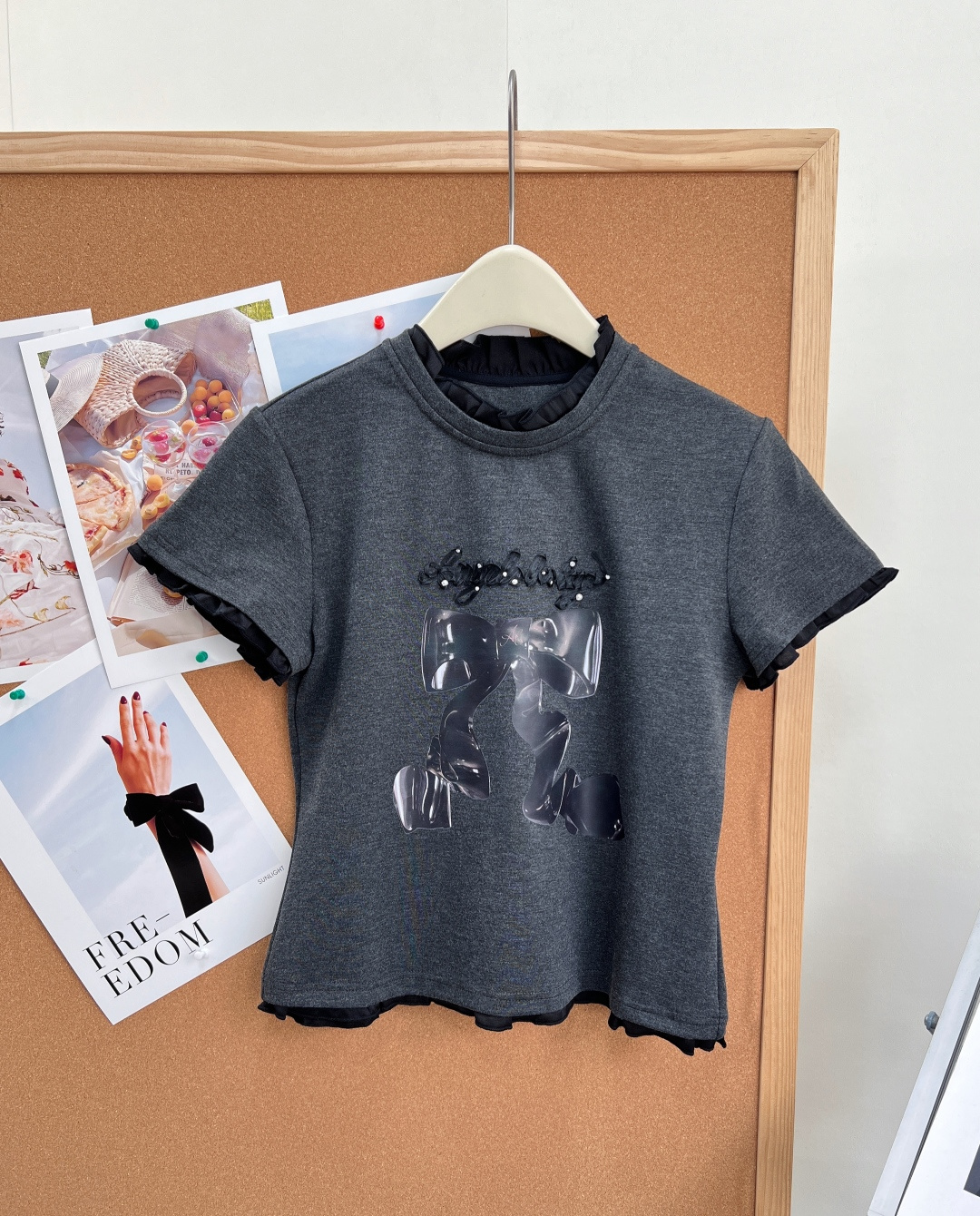 NO:878315,LeFame's new bow T-shirt｜Switch between sweet girl/hot girl with one click. This T-shirt directly welds the sweet and spicy atmosphere to the body!  The fabric is high-elastic and skin-friendly knitted fabric, soft and fufu like being wrapped in clouds, breathable and not sweaty, very comfortable to wear, extremely elastic, and slimming without being tight. The detailed collar + ear-shaped earring design on the cuffs has its own gentle filter, which is sweet but not greasy; the 3D textured bow print on the chest is amazing, paired with ribbon letter embroidery + pearl embellishment, the details are full, and it is not cheap at all!  Two colors to choose from. The white model is a sweet and airy girl. Paired with light-colored bottoms, it can be worn on a date to make your heart flutter. The black model is a cool, sweet girl. Pair it with high-waisted jeans/work skirts. Who knows how pure and sexy you are!  Pair it with the universal formula and just wear a pair of high-waisted pants. It looks great. Even a small person can wear it with a 37% proportion. It is a sweet and spicy T-shirt that must be locked in the wardrobe!  Two colors come out!  Size sml,,skirts,jeans,tees,t-shirt,19860909LeFame拉飞姆新款蝴蝶结T恤｜甜妹/辣妹一键切换,这件T恤直接把甜辣氛围感焊在身上了！ 面料高弹亲肤针织面料,软fufu的像被云朵裹住,透气不闷汗,贴身穿巨舒服,弹力也绝,显瘦不勒肉 细节领口+袖口的木耳边设计,自带温柔滤镜,甜而不腻；胸前3D质感蝴蝶结印花太绝了,搭配缎带字母刺绣+珍珠点缀,细节直接拉满,完全不廉价！ 两色选择 白色款是清透氧气甜妹,搭配浅色系下装,约会穿直接拿捏心动感 黑色款是酷飒甜酷辣妹,搭高腰牛仔裤/工装裙,又纯又欲谁懂啊！ 搭配万能公式随便搭条高腰裤就超好看,小个子也能穿出三七分比例,衣柜里必须锁死的甜辣神T！两色出！ 尺码sml,,skirts,jeans,tees，t-shirt,,Women's clothing
