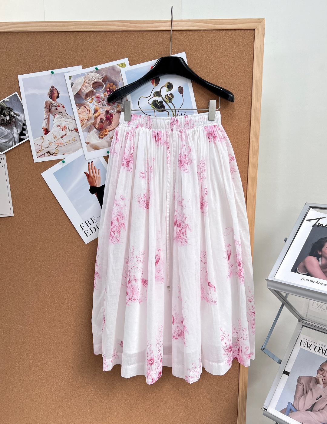 NO:878327,DIOR26's new spring and summer sfumato floral skirt. Wear the gentle poetry of spring on your body and provide you with a whole spring and summer atmosphere!  'Freehand Print' is a white background smudged with ink and pink flowers, with various shades of rose red, just like the smudged skirt of sunset cherry blossoms in spring. It has a gentle poetry, and the upper body is like a walking spring pictorial, exquisite but not exaggerated.  The 'comfortable version' elastic drawstring waistband is casual and can be tightened to fit the waistline at will. It can also easily optimize the body proportions without picking the waist shape; the large pleats and wide hem are naturally draped, elegant and agile when walking, and can effectively modify body problems such as wide hips and thick legs. The pear-shaped figure can also look gentle and fairy-like.  'Skin-friendly fabric' pleated texture fabric, light and breathable, has a lazy and relaxed texture, and is refreshing and comfortable to wear in summer. The skirt sways lightly when the wind blows, with a smart beauty and a gentle atmosphere. 'Versatile attribute' is suitable for all kinds of solid color knitted and cotton and linen tops. It doesn't pick the style or the person. It is a gentle combat skirt that can be worn in the wardrobe no matter how you wear it!  Three standards are complete, large quantities are shipped. Sizes are sml, dior, skirts,19860909DIOR26春夏新品晕染花卉半身裙.把春日的温柔诗意穿在身上,承包你一整个春夏的氛围感穿搭！ 「写意印花」白底晕染水墨粉调花卉,深浅玫红错落铺陈,宛如春日落樱晕染裙身,自带温柔诗意,上身就是行走的春日画报,精致又不浮夸. 「舒适版型」松紧抽绳腰头,随性自在,可随心收束贴合腰线,不挑腰型还能轻松优化身材比例；大褶阔摆自然垂坠,走动间飘逸灵动,有效修饰胯宽、腿粗等身材问题,梨形身材也能穿出温柔仙气. 「亲肤面料」褶皱肌理面料,轻薄透气,自带慵懒松弛质感,夏天穿也清爽舒适,风一吹裙摆轻盈晃动,自带灵动美感,温柔氛围感直接拉满. 「百搭属性」适配各类纯色针织与棉麻上衣,不挑风格不挑人,是衣柜里怎么穿都不出错的温柔战裙！三标齐全,大货出. 尺码sml,,dior,skirts,,Women's clothing