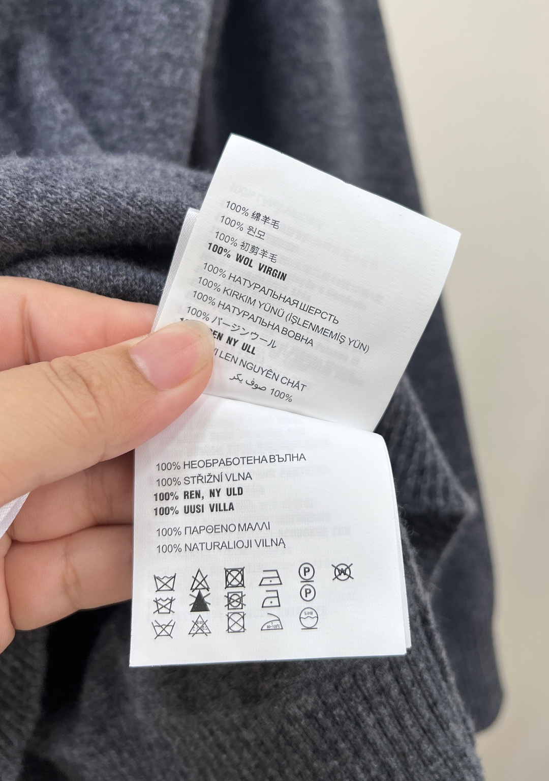 🆕 MIUMIU 小标字母羊绒开衫胸口字母是钩花的，羊绒材质，软软糯糯，超级舒服！瞬间的高级 简简单单的