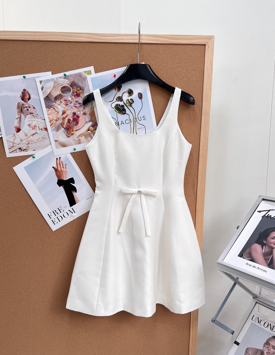 NO:878621,DIOR26SS spring and summer new bow stitched suspender dress, available in three colors: classic white/peach pink/pure black - U-shaped square neck cut modifies the shoulder and neck lines, gently revealing the collarbone, comes with a French swan neck buff, and is designed with wide shoulder straps, which can also hide the side breasts quietly, making it appear slimmer and more secure. - The finishing bow decorates the waist with a custom-made small pendant bow with CD logo, and the satin ribbon is draped smartly, sweet but not greasy, accurately capturing the sense of wealth and light sophistication. -  The original version of the haute couture A-line version accurately replicates the waistline proportions, and the waistline is lifted to optimize the body proportions. It is paired with a slightly scattered A-line skirt, which cleverly covers the fat on the belly and crotch. The upper body becomes 'slender waist and long legs' in an instant, and is perfect for pear-shaped figures. - Haute couture and stiff fabrics are made of spring and summer exclusive anti-wrinkle suit materials, with a drapey and skeletal feel, and are not easy to collapse and deform. The upper body is neat and stylish, taking into account the sophistication of commuting and the softness of dating.  One skirt unlocks multiple atmospheres. This skirt perfectly balances French elegance and practical slimming. Whether it is daily commuting or dating, you can easily wear it with 'effortless sophistication'. It comes in three colors with your eyes closed and you won't be surprised. It is the versatile king of spring and summer wardrobes ~ Complete with three standards, great product!  Size smlxl,,dior,skirts,business suit,19860909DIOR26SS春夏新款蝴蝶结拼接吊带连衣裙 三色可选经典白/蜜桃粉/纯黑 - U型方领剪裁修饰肩颈线条,温柔展露锁骨,自带法式天鹅颈buff,搭配宽肩带设计,还能悄悄藏住副乳,显瘦又安心. - 点睛蝴蝶结装饰腰节处定制CD标识小吊坠蝴蝶结,缎面飘带垂坠灵动,甜而不腻,精准拿捏千金感与轻熟气质. - 高定收腰A字版型原版精准复刻收腰比例,腰线提拉优化身材比例,搭配微散A字裙摆,巧妙遮住小肚子与胯部赘肉,上身秒变“腰细腿长”,梨形身材友好度满分. - 高定挺括面料选用春夏专属抗皱西装料,垂坠感与骨感兼具,不易软塌变形,上身利落有型,兼顾通勤的干练与约会的柔美. 一裙解锁多种氛围感这条裙子完美平衡了法式优雅与实用显瘦,不管是日常通勤还是约会出游,都能轻松穿出“毫不费力的精致感”,三个颜色闭眼入都不踩雷,春夏衣柜的百搭王就是它啦～三标齐全,大货出！ 尺码smlxl,,dior,skirts,business suit,,Women's clothing