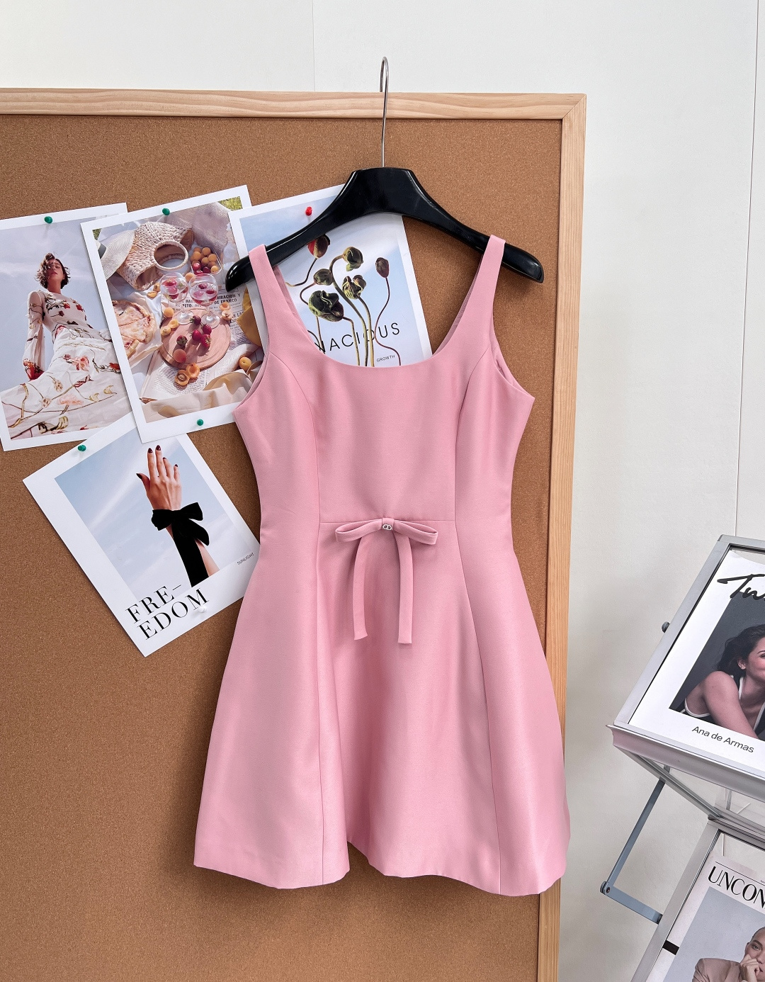 NO:878625,DIOR26SS spring and summer new bow stitched suspender dress, available in three colors: classic white/peach pink/pure black - U-shaped square neck cut modifies the shoulder and neck lines, gently revealing the collarbone, comes with a French swan neck buff, and is designed with wide shoulder straps, which can also hide the side breasts quietly, making it appear slimmer and more secure. - The finishing bow decorates the waist with a custom-made small pendant bow with CD logo, and the satin ribbon is draped smartly, sweet but not greasy, accurately capturing the sense of wealth and light sophistication. -  The original version of the haute couture A-line version accurately replicates the waistline proportions, and the waistline is lifted to optimize the body proportions. It is paired with a slightly scattered A-line skirt, which cleverly covers the fat on the belly and crotch. The upper body becomes 'slender waist and long legs' in an instant, and is perfect for pear-shaped figures. - Haute couture and stiff fabrics are made of spring and summer exclusive anti-wrinkle suit materials, with a drapey and skeletal feel, and are not easy to collapse and deform. The upper body is neat and stylish, taking into account the sophistication of commuting and the softness of dating.  One skirt unlocks multiple atmospheres. This skirt perfectly balances French elegance and practical slimming. Whether it is daily commuting or dating, you can easily wear it with 'effortless sophistication'. It comes in three colors with your eyes closed and you won't be surprised. It is the versatile king of spring and summer wardrobes ~ Complete with three standards, great product!  Size smlxl,,dior,skirts,business suit,19860909DIOR26SS春夏新款蝴蝶结拼接吊带连衣裙 三色可选经典白/蜜桃粉/纯黑 - U型方领剪裁修饰肩颈线条,温柔展露锁骨,自带法式天鹅颈buff,搭配宽肩带设计,还能悄悄藏住副乳,显瘦又安心. - 点睛蝴蝶结装饰腰节处定制CD标识小吊坠蝴蝶结,缎面飘带垂坠灵动,甜而不腻,精准拿捏千金感与轻熟气质. - 高定收腰A字版型原版精准复刻收腰比例,腰线提拉优化身材比例,搭配微散A字裙摆,巧妙遮住小肚子与胯部赘肉,上身秒变“腰细腿长”,梨形身材友好度满分. - 高定挺括面料选用春夏专属抗皱西装料,垂坠感与骨感兼具,不易软塌变形,上身利落有型,兼顾通勤的干练与约会的柔美. 一裙解锁多种氛围感这条裙子完美平衡了法式优雅与实用显瘦,不管是日常通勤还是约会出游,都能轻松穿出“毫不费力的精致感”,三个颜色闭眼入都不踩雷,春夏衣柜的百搭王就是它啦～三标齐全,大货出！ 尺码smlxl,,dior,skirts,business suit,,Women's clothing