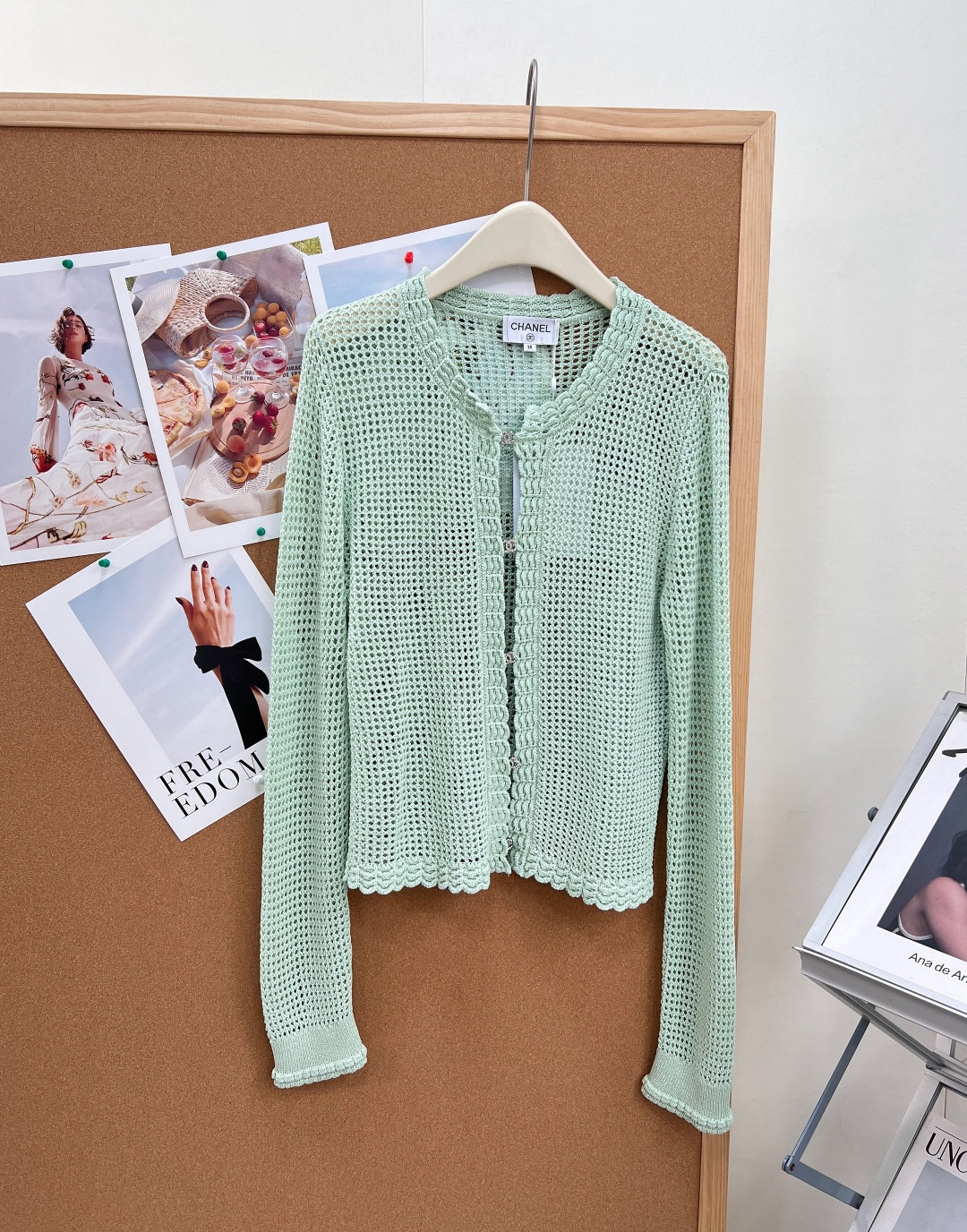NO:878627,Chanel 26 new spring and summer mesh hollow knitted cardigan is available in fresh mint green/pure milk white. - The mesh hollow knitting process is made of ice-like breathable yarn. The three-dimensional hollow weaving method has its own breathability. It will not make you sweat at all when wearing it in spring and summer. The breeze will bring you a cool feeling, gentle and refreshing. -  The hand-made wavy lace neckline, placket, hem and cuffs are all made with hand-made wavy curls, replicating the brand's iconic exquisite details. It comes with a French soft focus filter, which is gentle and noble. - The placket is decorated with sparkling diamond metal buckles. The brand's exclusive sparkling diamond metal buckle is customized. The blingbling details are the finishing touch. It exudes a sense of sophistication in a low-key manner, and it also looks very classy when worn unbuttoned.  The short, slimming version is neatly cut, just stuck on the waistline, easily raising the waistline to optimize body proportions. Paired with high-waisted pants/skirts, the look can be transformed into 30-70% in seconds, and even a small person can easily manage it. Unlock multiple styles with one outfit!  All three standards are complete, and the goods will be shipped in large quantities!  Size sml,,chanel,skirts,19860909Chanel 26春夏新款网眼镂空针织开衫两色可选清新薄荷绿/纯净奶白. - 网眼镂空针织工艺采用冰感透气纱线打造,立体镂空织法自带呼吸感,春夏穿完全不闷汗,微风穿过自带凉感,温柔又清爽. - 手工感波浪花边领口、门襟、下摆与袖口均做手工感波浪卷边,复刻品牌标志性精致细节,自带法式柔焦滤镜,温柔又显贵. - 闪钻金属扣点缀门襟定制品牌专属闪钻金属扣,blingbling的细节是点睛之笔,低调中透着精致感,解开扣子穿也很有层次. - 短款显瘦版型利落短款剪裁,刚好卡在腰线上,轻松拉高腰线优化身材比例,搭配高腰裤/半裙秒变三七分,小个子也能轻松驾驭.一衣解锁多种风格！三标齐全,大货出！ 尺码sml,,chanel,skirts,,Women's clothing