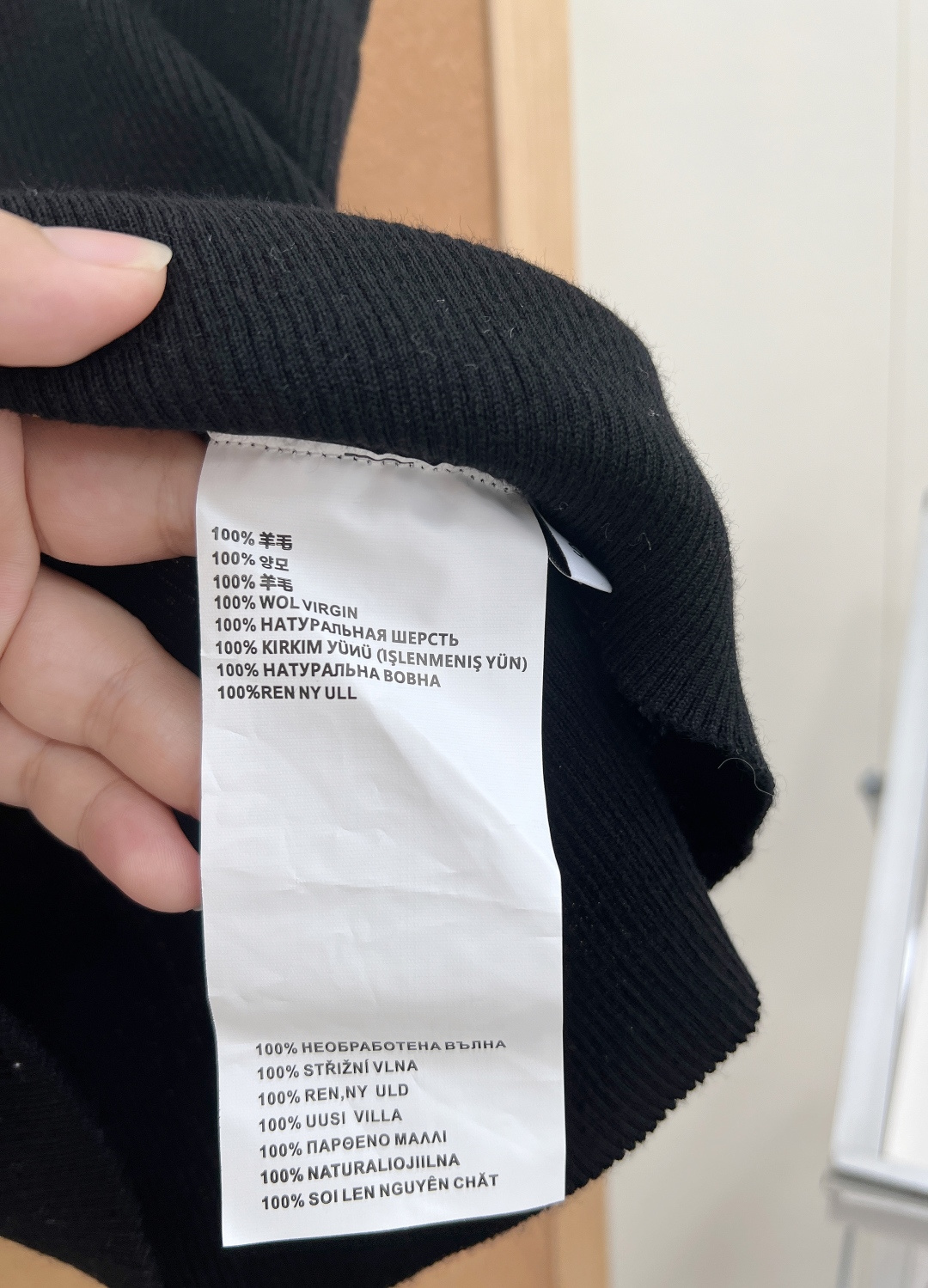 🆕Prada新款经典三角徽标蕾丝花边U领背心✨两色可选：经典黑/奶白- U型蕾丝花边领：精致镂空蕾丝包边