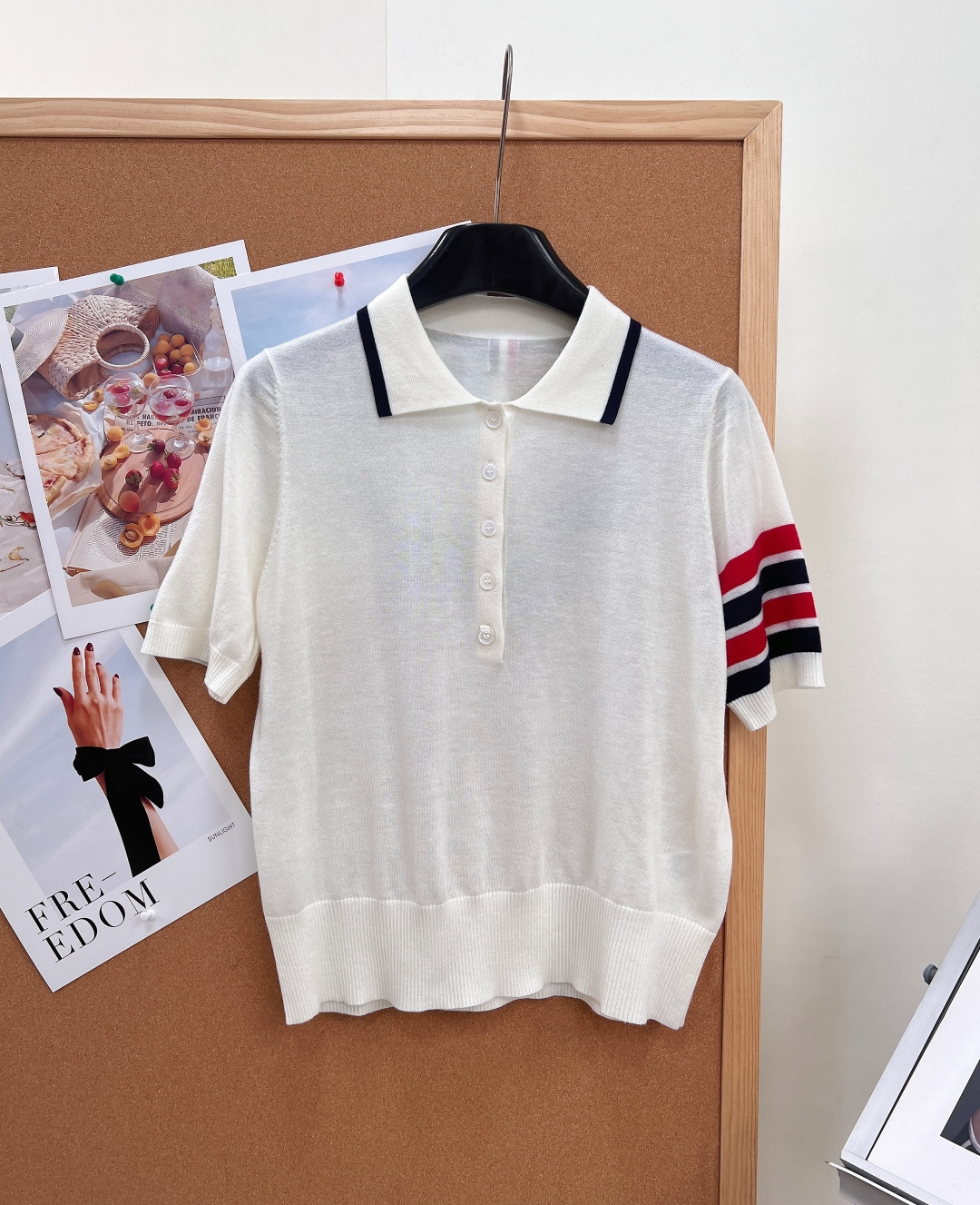 NO:878900,Thom Browne's classic four-bar back dog jacquard knitted Polo short-sleeved shirt. - The Polo lapel neckline is designed with contrasting edges. The milk white version is paired with navy blue thin edges, and the navy blue version is paired with white edges, restoring the brand's iconic college style, neat and age-reducing. - The placket buttons follow the original five-button design, and the white buttons have a delicate texture. They are easy to put on and take off while retaining the classic formal details. -  The red, white and blue striped webbing on the sleeves with four stripes is the most representative design symbol of the brand, and it has high-level recognition when you raise your hand. - The hidden dachshund (Hector) jacquard on the back of the puppy jacquard is the brand's iconic IP element. It is low-key and ingenious, and it is inadvertently revealed when walking to add texture. -  The fabric selection is based on the original version, which uses high-count knitted fabrics, which is skin-friendly and breathable, with both drape and wrinkle resistance. It will not make you sweaty when worn in summer, and it will not wrinkle and deform easily after sitting for a long time. - Workmanship details The neckline, cuffs and hem are all made of ribbed edge processing, which is not easy to deform and can maintain a crisp fit after multiple washings; the wiring is neat and neat, restoring the precision workmanship standards of the original version. -  The cut is slightly loose and H-shaped, which is not picky about your body shape. It can cover the waist and abdomen without being too sloppy. It is very friendly to pear-shaped and apple-shaped bodies. It has three standards and is shipped in large quantities!  Size sml,,T-shirt,19860909Thom Browne经典四条杆后背狗狗提花针织Polo衫短袖. - Polo翻领领口采用撞色镶边设计,奶白款搭配藏青细边、藏青款搭配白边,还原品牌标志性学院风,利落又减龄. - 门襟排扣沿用原版五粒扣设计,白色纽扣质感细腻,穿脱方便的同时保留了经典的正装感细节. - 四道杠彩条袖管处红白蓝三色条纹织带,是品牌最具代表性的设计符号,抬手间自带高级辨识度. - 小狗提花后背隐藏式腊肠犬（Hector）提花,是品牌标志性IP元素,低调中透着巧思,行走间不经意露出更显质感. - 面料选择对标原版采用高支针织面料,亲肤透气,兼顾垂坠感与抗皱性,夏天穿不闷汗,日常久坐也不易起皱变形. - 做工细节领口、袖口和下摆均采用罗纹收边工艺,不易变形,多次洗涤仍能保持挺括版型；走线工整,还原原版的精密做工标准. - 版型剪裁微宽松H型版型,不挑身材,既能遮住腰腹肉肉,又不会过于拖沓,对梨形、苹果型身材都很友好.三标齐全,大货出！ 尺码sml,,T-shirt,,Women's clothing