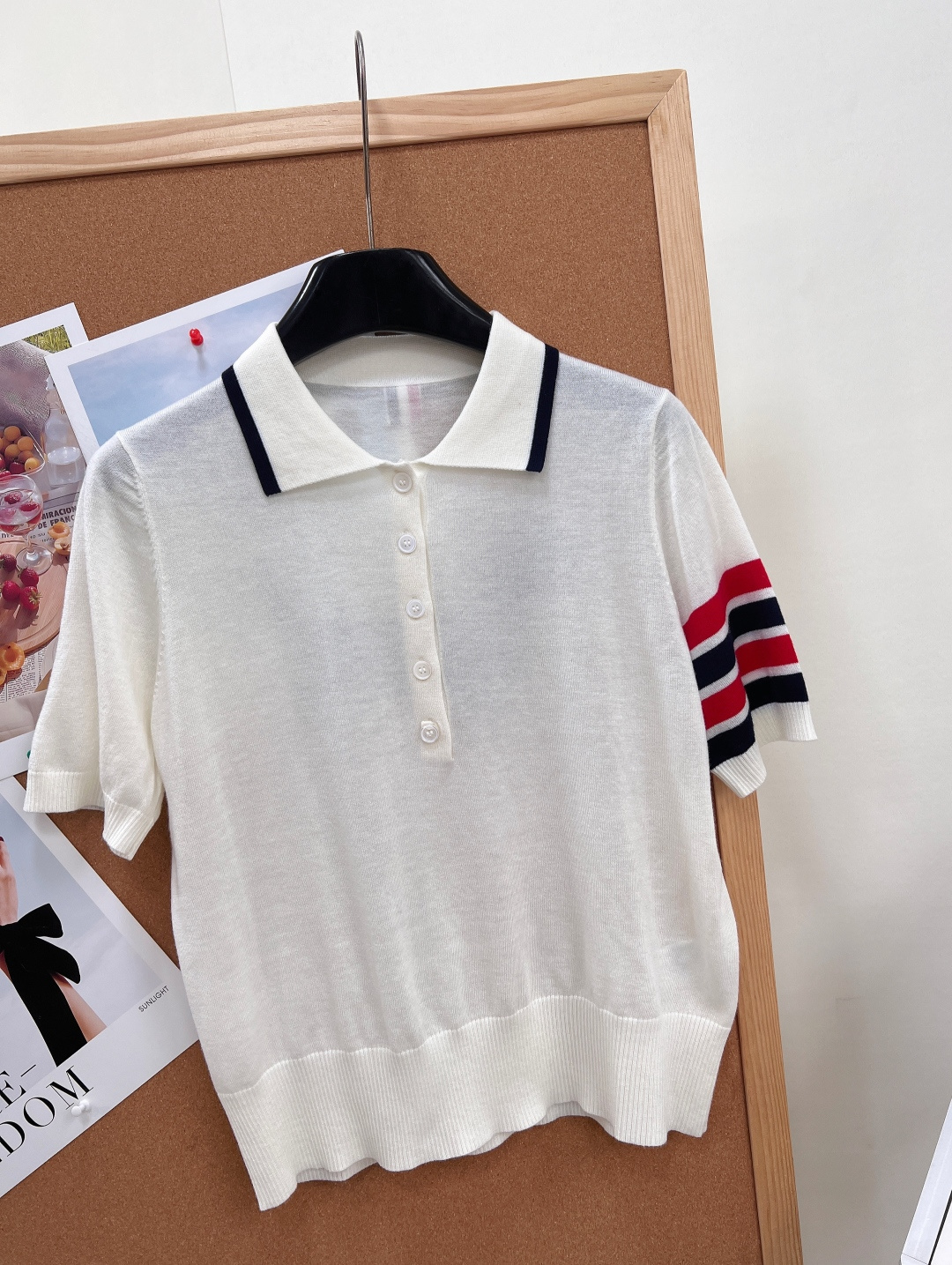 🆕Thom Browne经典四条杆后背狗狗提花针织Polo衫短袖。- Polo翻领：领口采用撞色镶边设计