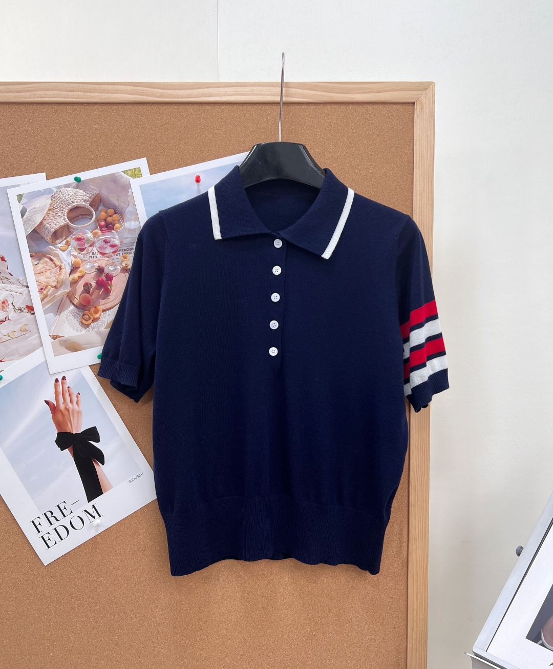 NO:878904,Thom Browne's classic four-bar back dog jacquard knitted Polo short-sleeved shirt. - The Polo lapel neckline is designed with contrasting edges. The milk white version is paired with navy blue thin edges, and the navy blue version is paired with white edges, restoring the brand's iconic college style, neat and age-reducing. - The placket buttons follow the original five-button design, and the white buttons have a delicate texture. They are easy to put on and take off while retaining the classic formal details. -  The red, white and blue striped webbing on the sleeves with four stripes is the most representative design symbol of the brand, and it has high-level recognition when you raise your hand. - The hidden dachshund (Hector) jacquard on the back of the puppy jacquard is the brand's iconic IP element. It is low-key and ingenious, and it is inadvertently revealed when walking to add texture. -  The fabric selection is based on the original version, which uses high-count knitted fabrics, which is skin-friendly and breathable, with both drape and wrinkle resistance. It will not make you sweaty when worn in summer, and it will not wrinkle and deform easily after sitting for a long time. - Workmanship details The neckline, cuffs and hem are all made of ribbed edge processing, which is not easy to deform and can maintain a crisp fit after multiple washings; the wiring is neat and neat, restoring the precision workmanship standards of the original version. -  The cut is slightly loose and H-shaped, which is not picky about your body shape. It can cover the waist and abdomen without being too sloppy. It is very friendly to pear-shaped and apple-shaped bodies. It has three standards and is shipped in large quantities!  Size sml,,T-shirt,19860909Thom Browne经典四条杆后背狗狗提花针织Polo衫短袖. - Polo翻领领口采用撞色镶边设计,奶白款搭配藏青细边、藏青款搭配白边,还原品牌标志性学院风,利落又减龄. - 门襟排扣沿用原版五粒扣设计,白色纽扣质感细腻,穿脱方便的同时保留了经典的正装感细节. - 四道杠彩条袖管处红白蓝三色条纹织带,是品牌最具代表性的设计符号,抬手间自带高级辨识度. - 小狗提花后背隐藏式腊肠犬（Hector）提花,是品牌标志性IP元素,低调中透着巧思,行走间不经意露出更显质感. - 面料选择对标原版采用高支针织面料,亲肤透气,兼顾垂坠感与抗皱性,夏天穿不闷汗,日常久坐也不易起皱变形. - 做工细节领口、袖口和下摆均采用罗纹收边工艺,不易变形,多次洗涤仍能保持挺括版型；走线工整,还原原版的精密做工标准. - 版型剪裁微宽松H型版型,不挑身材,既能遮住腰腹肉肉,又不会过于拖沓,对梨形、苹果型身材都很友好.三标齐全,大货出！ 尺码sml,,T-shirt,,Women's clothing