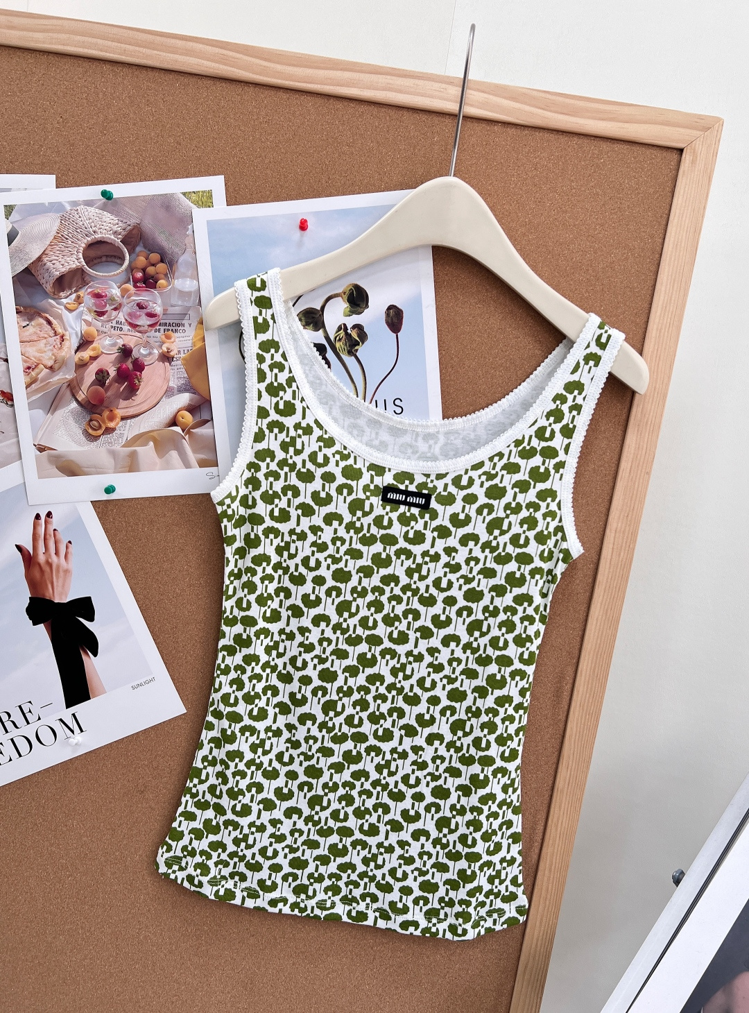 🆕 Miu Miu 26夏季新品印花背心。复古甜妹本命款，解锁夏日清爽氛围感，把俏皮复古穿在身上🍊- 标
