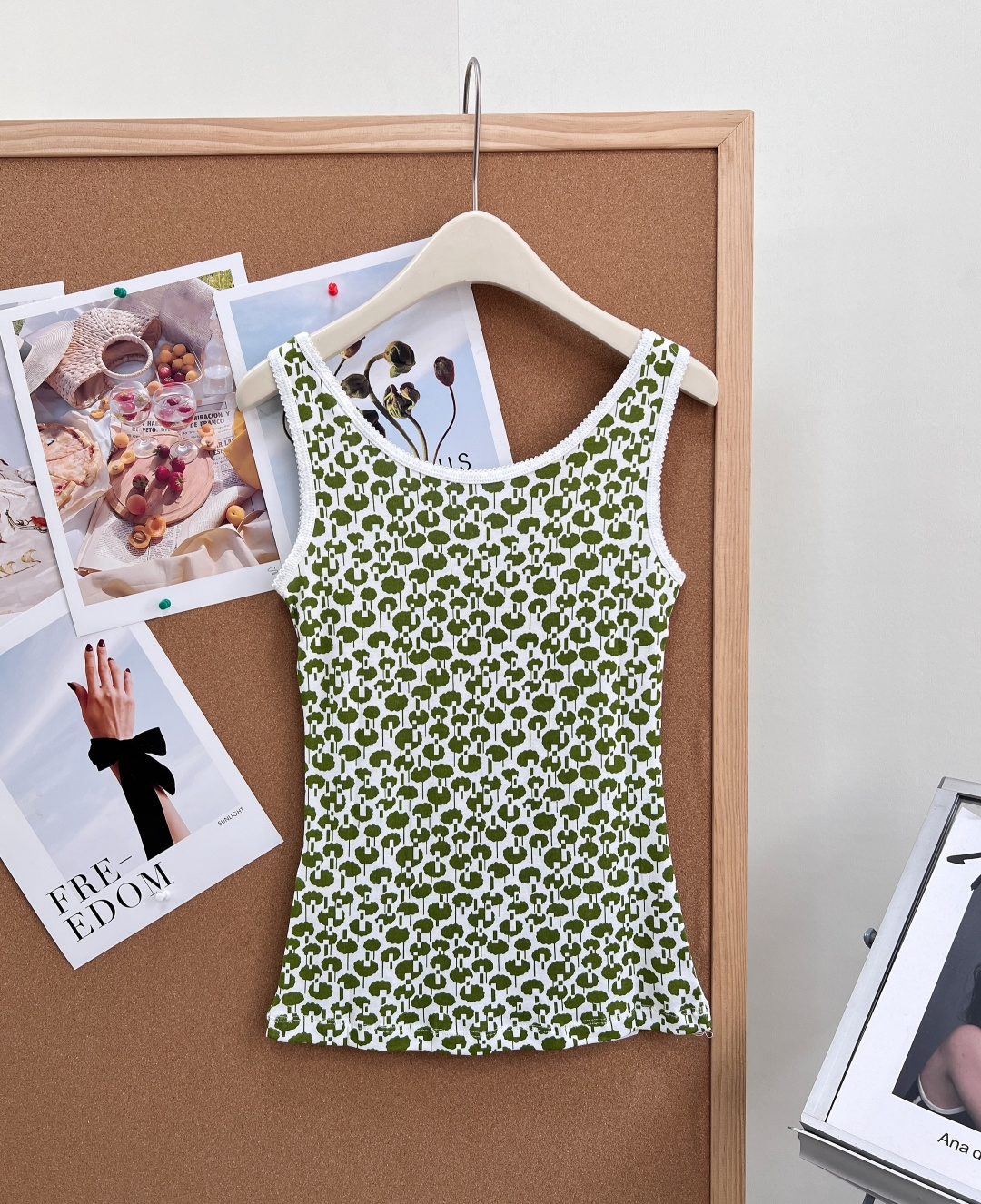 🆕 Miu Miu 26夏季新品印花背心。复古甜妹本命款，解锁夏日清爽氛围感，把俏皮复古穿在身上🍊- 标