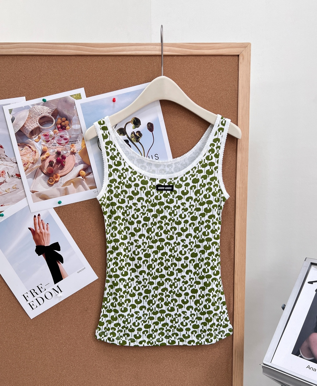 NO:878923,Miu Miu 26 new summer product printed vest. The retro sweet girl's original style, unlocks the refreshing summer atmosphere, and wears playful retro on the body - The iconic old flower all-over printing is a replica of the brand's classic geometric pattern all-over printing design, orange/green contrasting white background, with a retro and playful American sweetheart feel, making it highly recognizable. -  The round neck with exquisite piping technology + the edges of the shoulder straps are made of white lace/wavy piping, which adds a sense of detail, weakens the shoulder line and makes it more gentle, and directly adds to the sweet girl atmosphere. - Brand woven label on the chest. The black brand woven label on the chest is low-key and noble, restoring the texture of the counter, and you can get the brand tone at a glance. -  Slim-fitting and slightly stretchy, the straight fit is tailored to fit the body shape. It has slight elasticity and is not tight but not too tight. It just outlines the lines without being too tight and hides the belly. - The light cotton fabric is made of breathable and skin-friendly cotton fabric, which has a soft texture. It is light and not sweaty. It is refreshing and comfortable to wear alone in summer, and there is no pressure to wear it layered in spring and autumn. -  The anti-wrinkle and easy-care fabric has a good drape and is not easy to wrinkle or deform. It is easy to wear for daily commuting and traveling. It is not easy to fade or cross-color when machine washed. The color and style are suitable. Three standards are complete, and the goods are shipped in large quantities!  Size sml,,miumiu,19860909Miu Miu 26夏季新品印花背心.复古甜妹本命款,解锁夏日清爽氛围感,把俏皮复古穿在身上 - 标志性老花满印复刻品牌经典的几何图案满印设计,橙色/绿色撞白底色,自带复古又俏皮的美式甜心感,辨识度拉满. - 精致滚边工艺圆领+肩带边缘采用白色蕾丝/波浪滚边,细节感拉满,弱化肩线更显温柔,甜妹氛围直接拉满. - 胸前品牌织标胸口的黑色品牌织标,低调又显贵,还原专柜质感,一眼就能get到的品牌调性. - 修身微弹剪裁贴合身形的直筒版型,带轻微弹力,不勒肉不紧绷,刚好勾勒线条又不会过于紧身,藏住小肚腩也完全没问题. - 轻薄棉质面料采用透气亲肤的棉质面料,自带柔软肌理感,轻薄不闷汗,夏天单穿清爽又舒服,春秋叠穿也毫无压力. - 抗皱易打理面料垂坠感好,不易起皱变形,日常通勤、出游穿都很省心,机洗也不容易掉色、串色,配色 风格适配 .三标齐全,大货出！ 尺码sml,,miumiu,,Women's clothing