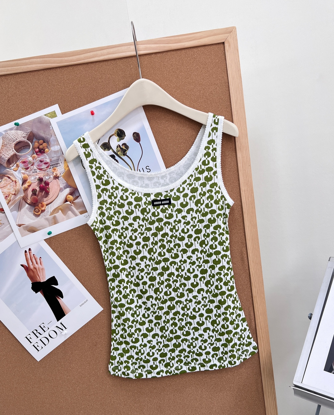 🆕 Miu Miu 26夏季新品印花背心。复古甜妹本命款，解锁夏日清爽氛围感，把俏皮复古穿在身上🍊- 标