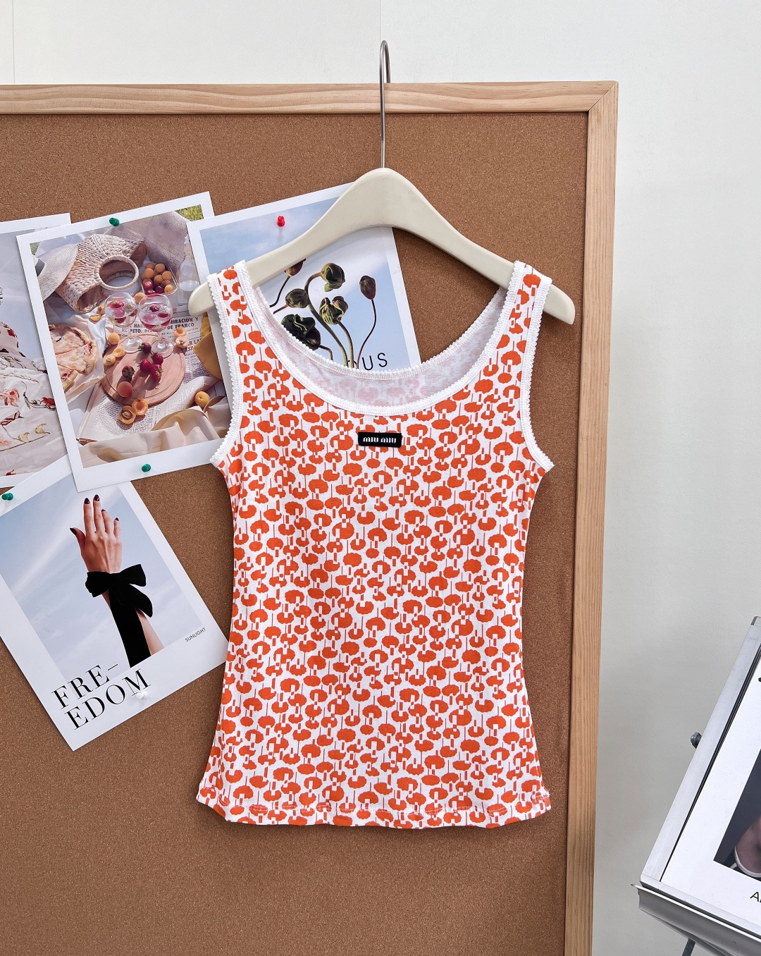 NO:878929,Miu Miu 26 new summer product printed vest. The retro sweet girl's original style, unlocks the refreshing summer atmosphere, and wears playful retro on the body - The iconic old flower all-over printing is a replica of the brand's classic geometric pattern all-over printing design, orange/green contrasting white background, with a retro and playful American sweetheart feel, making it highly recognizable. -  The round neck with exquisite piping technology + the edges of the shoulder straps are made of white lace/wavy piping, which adds a sense of detail, weakens the shoulder line and makes it more gentle, and directly adds to the sweet girl atmosphere. - Brand woven label on the chest. The black brand woven label on the chest is low-key and noble, restoring the texture of the counter, and you can get the brand tone at a glance. -  Slim-fitting and slightly stretchy, the straight fit is tailored to fit the body shape. It has slight elasticity and is not tight but not too tight. It just outlines the lines without being too tight and hides the belly. - The light cotton fabric is made of breathable and skin-friendly cotton fabric, which has a soft texture. It is light and not sweaty. It is refreshing and comfortable to wear alone in summer, and there is no pressure to wear it layered in spring and autumn. -  The anti-wrinkle and easy-care fabric has a good drape and is not easy to wrinkle or deform. It is easy to wear for daily commuting and traveling. It is not easy to fade or cross-color when machine washed. The color and style are suitable. Three standards are complete, and the goods are shipped in large quantities!  Size sml,,miumiu,19860909Miu Miu 26夏季新品印花背心.复古甜妹本命款,解锁夏日清爽氛围感,把俏皮复古穿在身上 - 标志性老花满印复刻品牌经典的几何图案满印设计,橙色/绿色撞白底色,自带复古又俏皮的美式甜心感,辨识度拉满. - 精致滚边工艺圆领+肩带边缘采用白色蕾丝/波浪滚边,细节感拉满,弱化肩线更显温柔,甜妹氛围直接拉满. - 胸前品牌织标胸口的黑色品牌织标,低调又显贵,还原专柜质感,一眼就能get到的品牌调性. - 修身微弹剪裁贴合身形的直筒版型,带轻微弹力,不勒肉不紧绷,刚好勾勒线条又不会过于紧身,藏住小肚腩也完全没问题. - 轻薄棉质面料采用透气亲肤的棉质面料,自带柔软肌理感,轻薄不闷汗,夏天单穿清爽又舒服,春秋叠穿也毫无压力. - 抗皱易打理面料垂坠感好,不易起皱变形,日常通勤、出游穿都很省心,机洗也不容易掉色、串色,配色 风格适配 .三标齐全,大货出！ 尺码sml,,miumiu,,Women's clothing