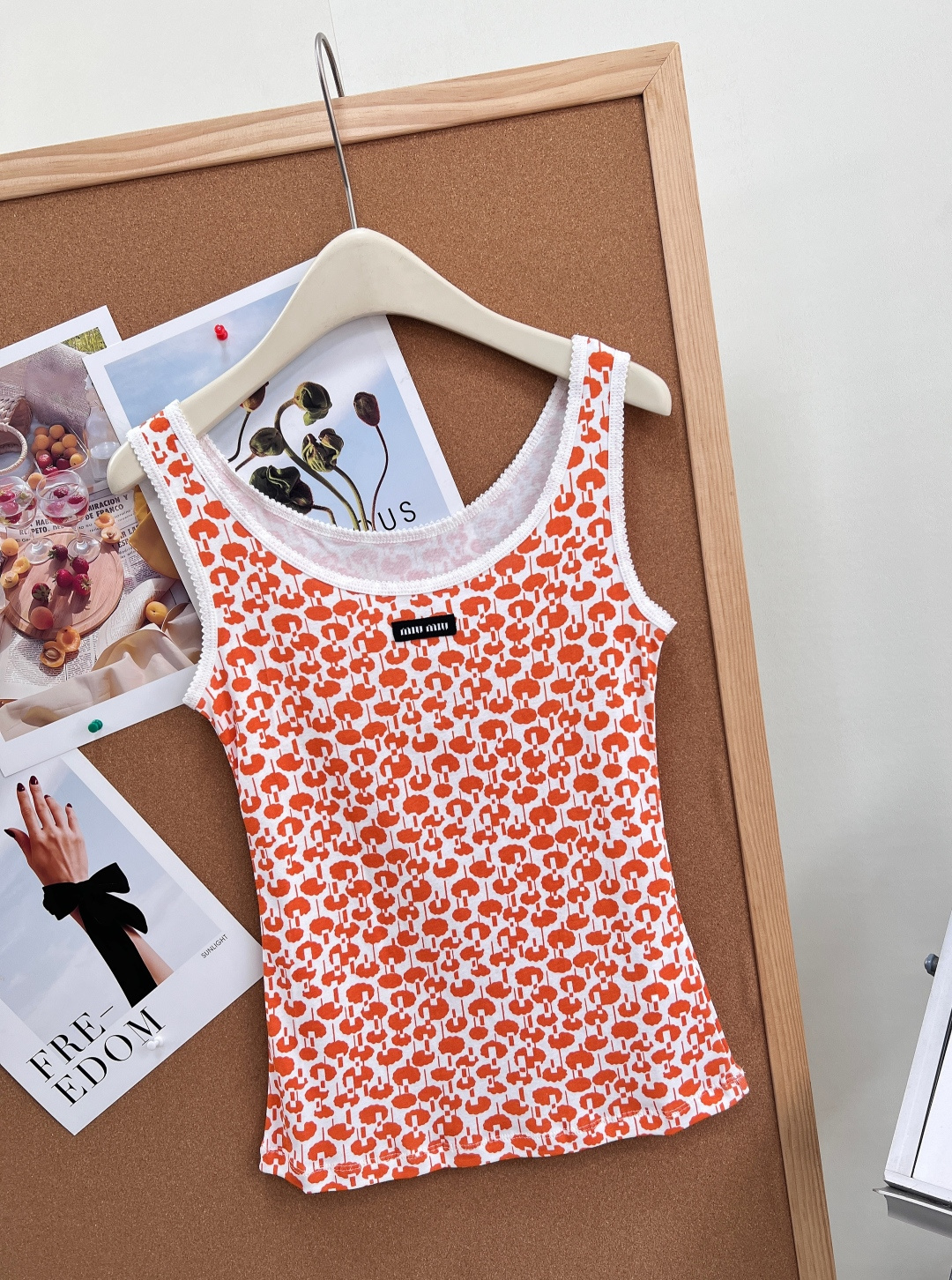🆕 Miu Miu 26夏季新品印花背心。复古甜妹本命款，解锁夏日清爽氛围感，把俏皮复古穿在身上🍊- 标