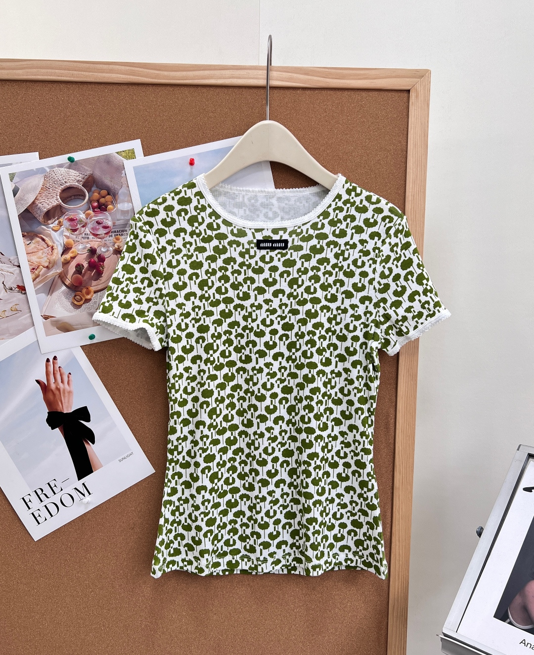 NO:878938,Miu Miu 26 new summer floral short-sleeves | Sweet girls just need it in summer. Wear it retro and playful, and easily capture the girly atmosphere - The classic all-over printed old flowers are replicas of the brand's iconic all-over floral patterns. The vibrant orange/fresh green contrasts with the white background. It has a retro sweet girl feel. The upper body is lively and age-reducing without being exaggerated, and the brand recognition is directly enhanced. -  Exquisite piping details: The round neck + cuffs are piped with white lace waves to weaken the harsh lines and bring a gentle atmosphere. Every detail shows the exquisite tonality of Miu Miu. - Brand woven label on the chest. The black brand woven label on the chest is low-key and noble, restoring the texture of the counter. You can get the brand tonality at a glance, easily improving the sophistication of your outfit. -  Slim-fitting and slightly stretchy cut to fit the body shape, the straight version has slight elasticity, just enough to outline the lines without being too tight, and it has no problem hiding the belly. It is friendly to all body types. - The light and breathable fabric is made of soft and skin-friendly breathable fabric, with a delicate texture, which makes it refreshing to wear in summer without being sweaty, and the upper body is light and unburdened. -  The anti-wrinkle and easy-care fabric has a good drape and is not easy to wrinkle or deform. It is easy to wear for daily commuting and traveling. It is not easy to fade or change color after machine washing. It has three standards and is shipped in large quantities!  Size sml,,miumiu,T-shirt,19860909Miu Miu 26夏季新款碎花短袖｜甜妹夏日刚需款,把复古俏皮穿在身上,轻松拿捏少女氛围感 - 经典满印老花复刻品牌标志性的满印碎花图案,元气橙/清新绿撞白底色,自带复古甜妹感,上身活泼减龄又不浮夸,品牌辨识度直接拉满. - 精致滚边细节圆领+袖口采用白色蕾丝波浪滚边,弱化生硬线条,自带温柔氛围感,细节处尽显Miu Miu的精致调性. - 胸前品牌织标胸口的黑色品牌织标低调又显贵,还原专柜质感,一眼就能get到的品牌调性,轻松提升穿搭精致度. - 修身微弹剪裁贴合身形的直筒版型,带轻微弹力,刚好勾勒线条又不会过于紧身,藏住小肚腩也完全没问题,对各种身材都很友好. - 轻薄透气面料采用柔软亲肤的透气面料,自带细腻肌理感,夏天穿清爽不闷汗,上身轻盈无负担. - 抗皱易打理面料垂坠感好,不易起皱变形,日常通勤、出游穿都很省心,机洗也不容易掉色串色.三标齐全,大货出！ 尺码sml,,miumiu,T-shirt,,Women's clothing