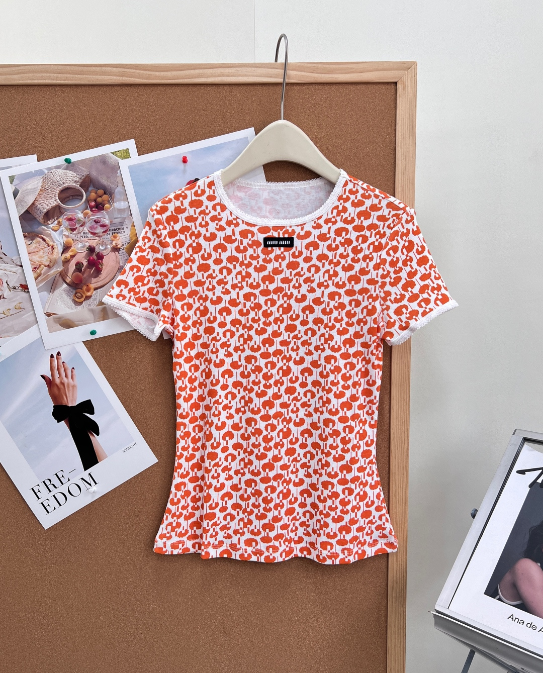 NO:878932,Miu Miu 26 new summer floral short-sleeves | Sweet girls just need it in summer. Wear it retro and playful, and easily capture the girly atmosphere - The classic all-over printed old flowers are replicas of the brand's iconic all-over floral patterns. The vibrant orange/fresh green contrasts with the white background. It has a retro sweet girl feel. The upper body is lively and age-reducing without being exaggerated, and the brand recognition is directly enhanced. -  Exquisite piping details: The round neck + cuffs are piped with white lace waves to weaken the harsh lines and bring a gentle atmosphere. Every detail shows the exquisite tonality of Miu Miu. - Brand woven label on the chest. The black brand woven label on the chest is low-key and noble, restoring the texture of the counter. You can get the brand tonality at a glance, easily improving the sophistication of your outfit. -  Slim-fitting and slightly stretchy cut to fit the body shape, the straight version has slight elasticity, just enough to outline the lines without being too tight, and it has no problem hiding the belly. It is friendly to all body types. - The light and breathable fabric is made of soft and skin-friendly breathable fabric, with a delicate texture, which makes it refreshing to wear in summer without being sweaty, and the upper body is light and unburdened. -  The anti-wrinkle and easy-care fabric has a good drape and is not easy to wrinkle or deform. It is easy to wear for daily commuting and traveling. It is not easy to fade or change color after machine washing. It has three standards and is shipped in large quantities!  Size sml,,miumiu,T-shirt,19860909Miu Miu 26夏季新款碎花短袖｜甜妹夏日刚需款,把复古俏皮穿在身上,轻松拿捏少女氛围感 - 经典满印老花复刻品牌标志性的满印碎花图案,元气橙/清新绿撞白底色,自带复古甜妹感,上身活泼减龄又不浮夸,品牌辨识度直接拉满. - 精致滚边细节圆领+袖口采用白色蕾丝波浪滚边,弱化生硬线条,自带温柔氛围感,细节处尽显Miu Miu的精致调性. - 胸前品牌织标胸口的黑色品牌织标低调又显贵,还原专柜质感,一眼就能get到的品牌调性,轻松提升穿搭精致度. - 修身微弹剪裁贴合身形的直筒版型,带轻微弹力,刚好勾勒线条又不会过于紧身,藏住小肚腩也完全没问题,对各种身材都很友好. - 轻薄透气面料采用柔软亲肤的透气面料,自带细腻肌理感,夏天穿清爽不闷汗,上身轻盈无负担. - 抗皱易打理面料垂坠感好,不易起皱变形,日常通勤、出游穿都很省心,机洗也不容易掉色串色.三标齐全,大货出！ 尺码sml,,miumiu,T-shirt,,Women's clothing