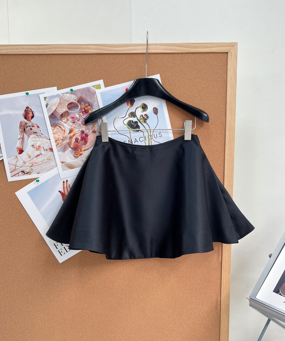 NO:878918,DIOR's classic A-line short skirt, anti-exposure lining, slimming and reassuring ceiling, suitable for pear-shaped figures with closed eyes - The high-waist cut raises the waistline, with a neat A-line hem, optimizing the waist-to-hip ratio with one click, easily hiding the crotch and thigh flesh, and the upper body has the effect of a paper man, which is very friendly to pear-shaped figures. - The stiff fabric has a bony feel, the skirt is not easy to collapse and deform, and the neat lines have a sense of luxury, suitable for various wearing styles. -  The skirt comes with a shorts lining of the same color, which is equivalent to a 'skirt + safety pants two-in-one'. You don't have to worry about exposure at all. It is super safe for daily commuting, sitting for a long time, and going up and down stairs. - The lining fabric is skin-friendly and smooth, does not curl or tighten the legs, and there is no discomfort when worn next to the skin. It is refreshing and not sweaty in summer, and there is no need to wear additional safety pants. - The invisible zipper on the side makes it easy to put on and take off, while maintaining the overall simple and high-end sense, restoring the minimalist tone of the brand. -  The satin texture fabric has a delicate luster, good drape, and is not easy to wrinkle or snag. It will not cause ugly wrinkles even if you sit for a long time. Even lazy people can easily wear it with a sense of sophistication. Complete with three standards, great deal!  Size sml,,dior,skirts,shorts,19860909DIOR经典A字短半裙,防走光里衬,显瘦又安心的天花板,梨形身材闭眼入 - 高腰剪裁拉高腰线,搭配利落A字摆,一键优化腰臀比例,轻松藏住胯部、大腿肉肉,上身就是纸片人效果,对梨形身材超友好. - 挺括面料自带骨感,裙型不易软塌变形,利落线条感自带高级感,适配各种穿搭风格. - 裙内自带同色系短裤里衬,相当于“裙子+安全裤二合一”,完全不用担心走光问题,日常通勤、久坐、上下楼梯都超安心. - 里衬面料亲肤顺滑,不卷边、不勒腿,贴肤穿毫无不适感,夏天穿清爽不闷汗,再也不用额外搭配安全裤. - 侧边隐形拉链开合,穿脱方便,同时保持整体的简约高级感,还原品牌极简调性. - 缎面质感面料自带细腻光泽,垂坠性好,不易起皱、勾丝,久坐也不会压出难看的褶皱,懒人也能轻松穿出精致感.,三标齐全,大货出！ 尺码sml,,dior,skirts,shorts,,Women's clothing
