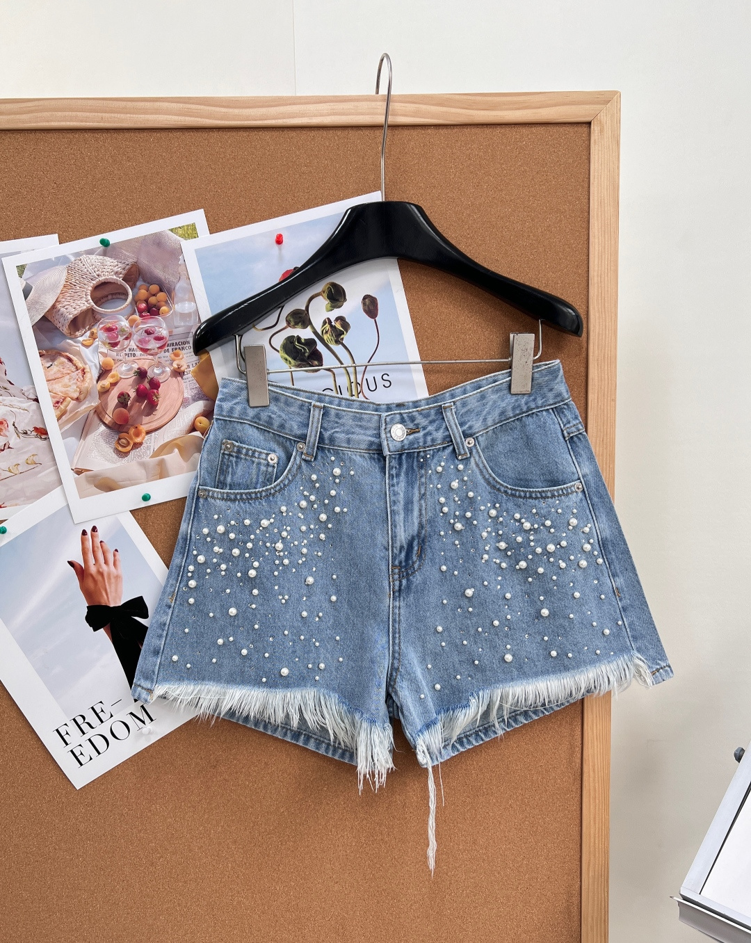 NO:884436,ANN pearl hot-drilled raw edge denim shorts are made of classic light blue washed denim fabric, with a soft texture that is distressed and white, and has a retro and refreshing summer atmosphere. The denim fabric is crisp and stylish, not easy to collapse and deform. The high-waisted A-line wide-leg denim shorts version, the high-waisted design can raise the waistline and optimize the body proportions. The trouser legs are loose and not close to the legs, and are very tolerant of thigh flesh.  It covers the flesh and looks slim, and can be worn freely in daily life without restraint. It is covered with white pearls of various sizes + hot diamond craftsmanship. The large and small pearls are densely distributed, like scattered starlight. It is exquisite and gentle with a girly and luxurious atmosphere. The pearls have their own luster in the sun. The three standards are complete and the goods are shipped!  Sizesml,,shorts,19860909ANN珍珠烫钻毛边牛仔短裤,选用经典浅蓝色水洗牛仔面料,做旧磨白质感柔和,自带复古清爽的夏日氛围,牛仔布料挺括有型,不容易软塌变形,高腰 A 字阔腿牛仔短裤版型,高腰设计能拉高腰线、优化身材比例,裤管宽松不贴腿,对大腿肉肉包容度很高 遮肉显瘦,日常穿着自在无束缚,铺满大小错落的白色珍珠+烫钻工艺,大小珍珠疏密错落分布,像散落的星光 精致温柔自带少女轻奢氛围感阳光下珍珠自带光泽感,三标齐全,大货出！ 尺码sml,,shorts,,Women's clothing