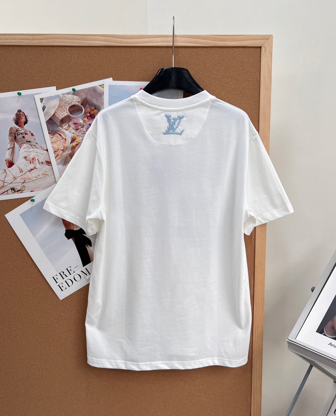🆕 LOUIS VUITTON 胶囊系列毛线刺绣字母短袖T恤选用柔软羊毛质感纱线，于前后分别刺绣标识和字