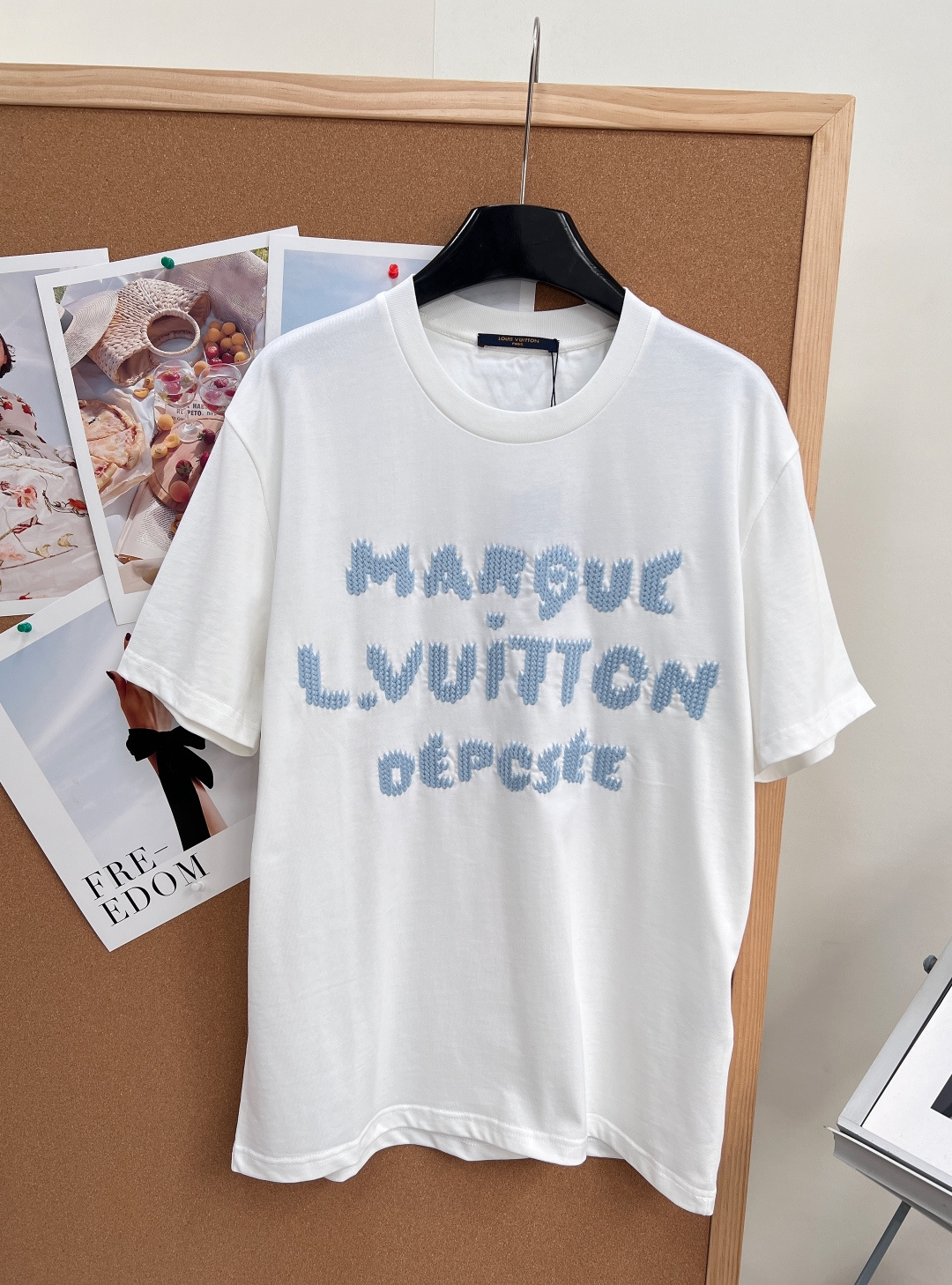 🆕 LOUIS VUITTON 胶囊系列毛线刺绣字母短袖T恤选用柔软羊毛质感纱线，于前后分别刺绣标识和字
