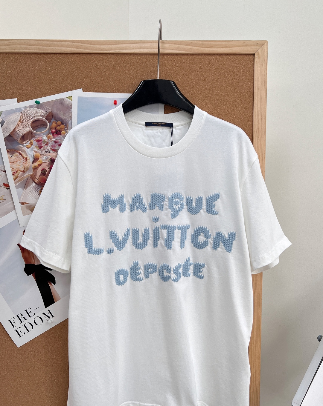 🆕 LOUIS VUITTON 胶囊系列毛线刺绣字母短袖T恤选用柔软羊毛质感纱线，于前后分别刺绣标识和字
