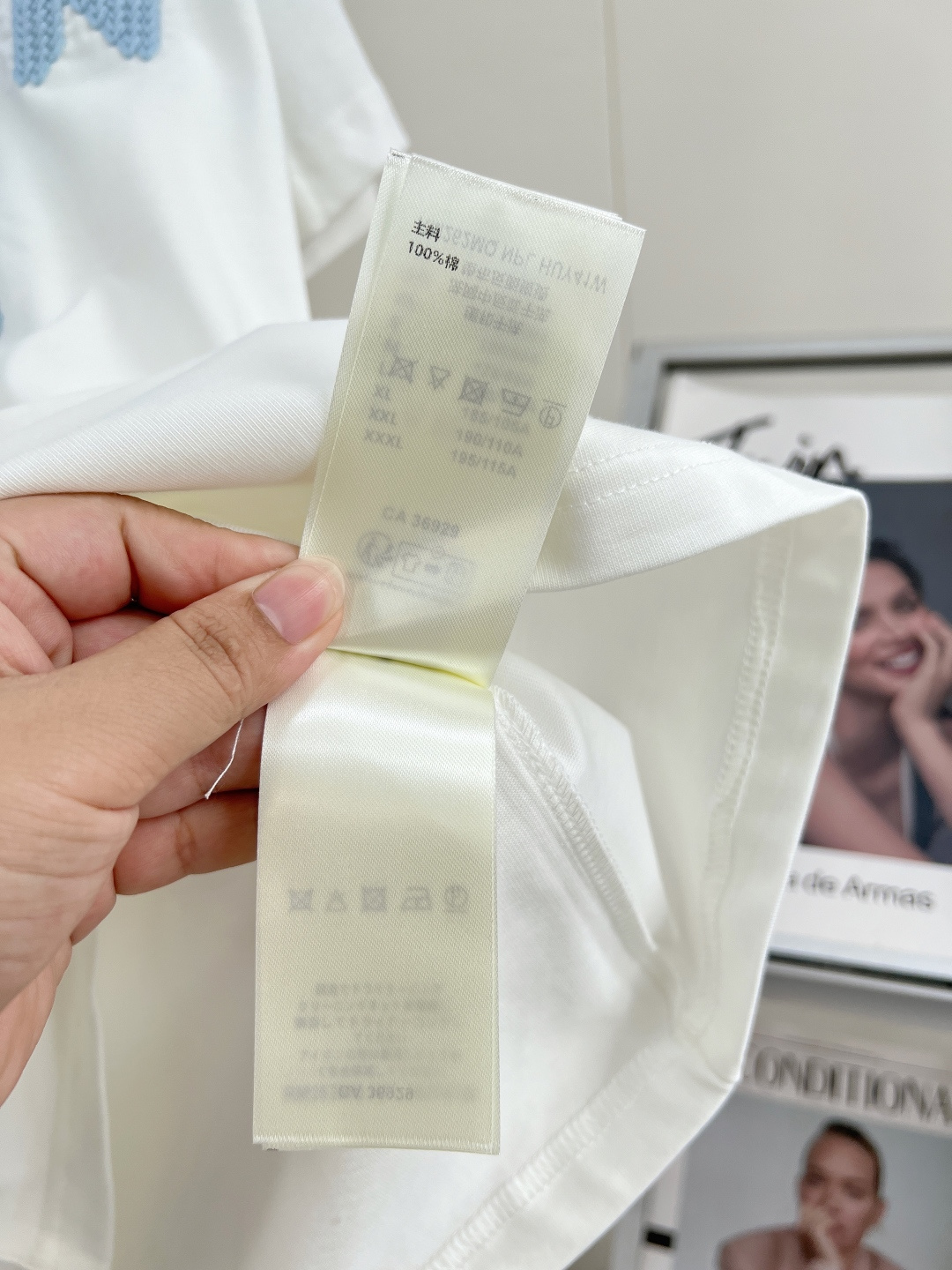 🆕 LOUIS VUITTON 胶囊系列毛线刺绣字母短袖T恤选用柔软羊毛质感纱线，于前后分别刺绣标识和字