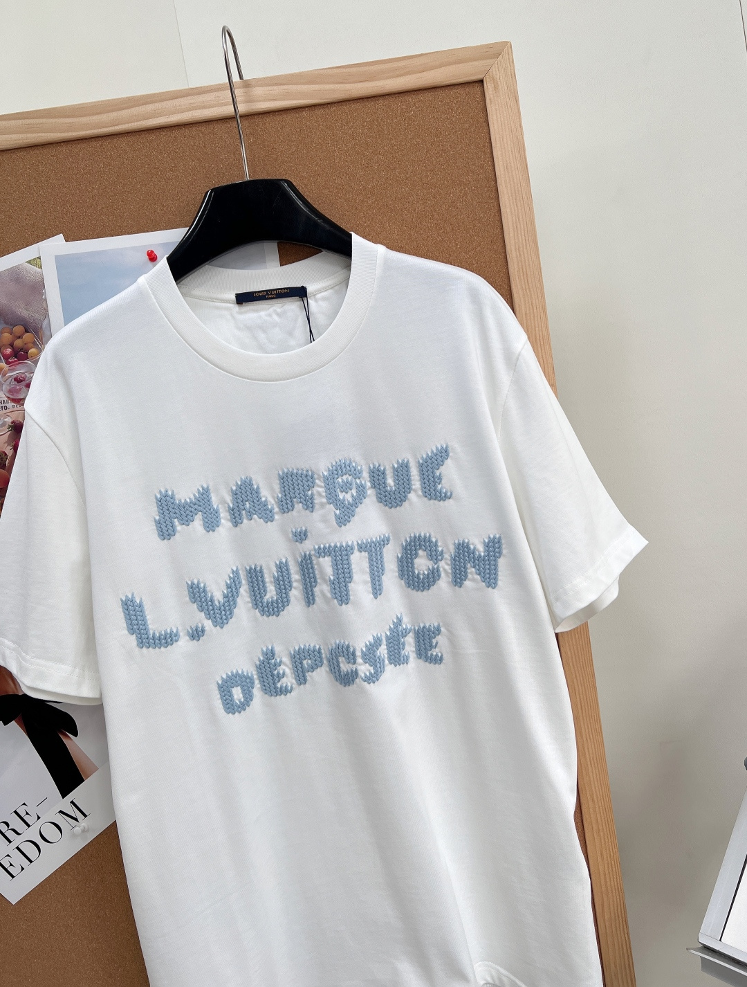 🆕 LOUIS VUITTON 胶囊系列毛线刺绣字母短袖T恤选用柔软羊毛质感纱线，于前后分别刺绣标识和字
