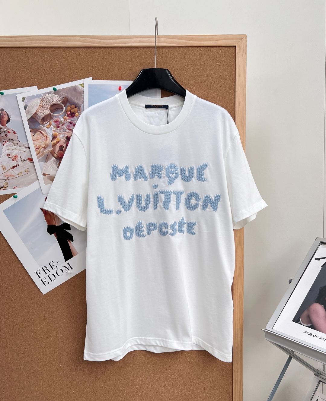 🆕 LOUIS VUITTON 胶囊系列毛线刺绣字母短袖T恤选用柔软羊毛质感纱线，于前后分别刺绣标识和字