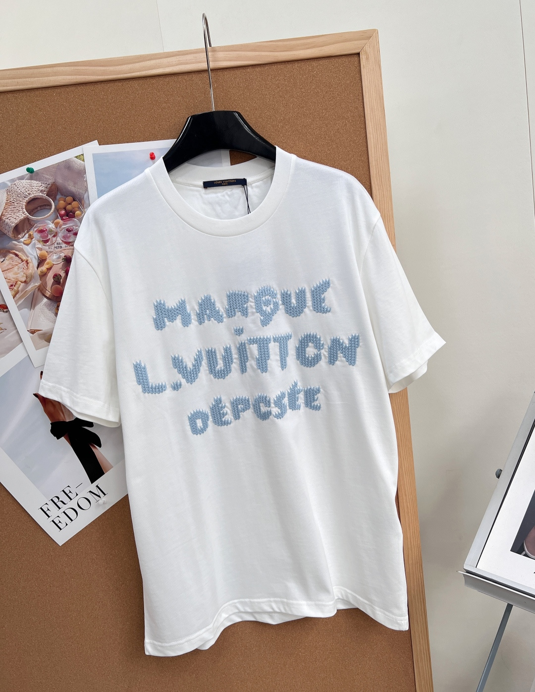 🆕 LOUIS VUITTON 胶囊系列毛线刺绣字母短袖T恤选用柔软羊毛质感纱线，于前后分别刺绣标识和字