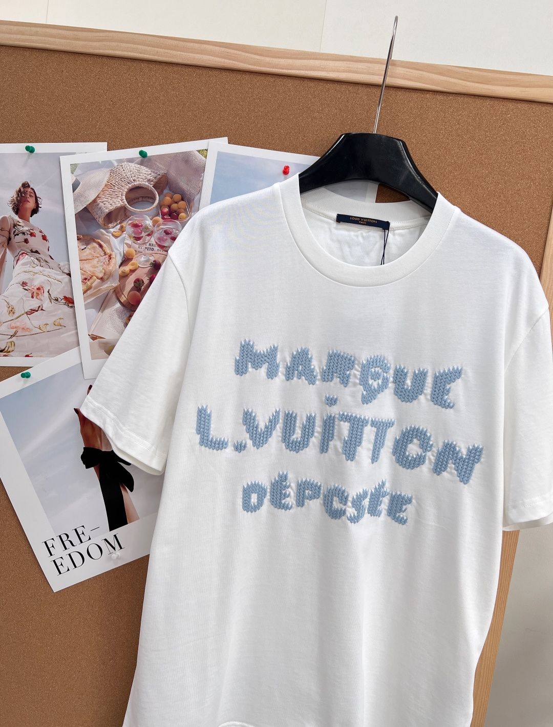 🆕 LOUIS VUITTON 胶囊系列毛线刺绣字母短袖T恤选用柔软羊毛质感纱线，于前后分别刺绣标识和字