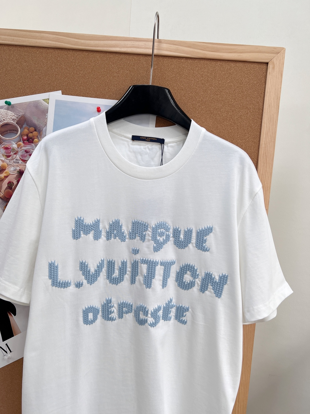 🆕 LOUIS VUITTON 胶囊系列毛线刺绣字母短袖T恤选用柔软羊毛质感纱线，于前后分别刺绣标识和字