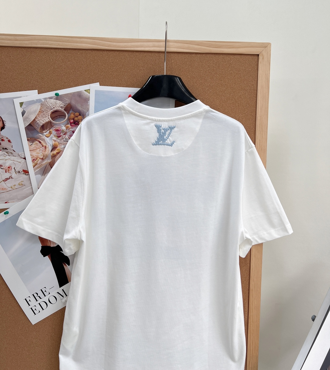 🆕 LOUIS VUITTON 胶囊系列毛线刺绣字母短袖T恤选用柔软羊毛质感纱线，于前后分别刺绣标识和字