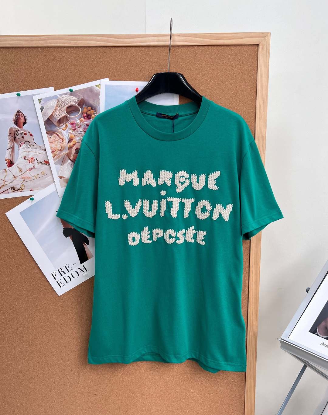 🆕 LOUIS VUITTON 胶囊系列毛线刺绣字母短袖T恤选用柔软羊毛质感纱线，于前后分别刺绣标识和字