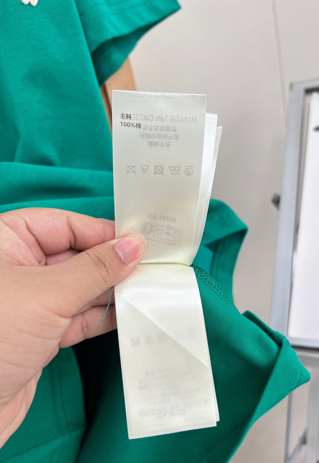 🆕 LOUIS VUITTON 胶囊系列毛线刺绣字母短袖T恤选用柔软羊毛质感纱线，于前后分别刺绣标识和字