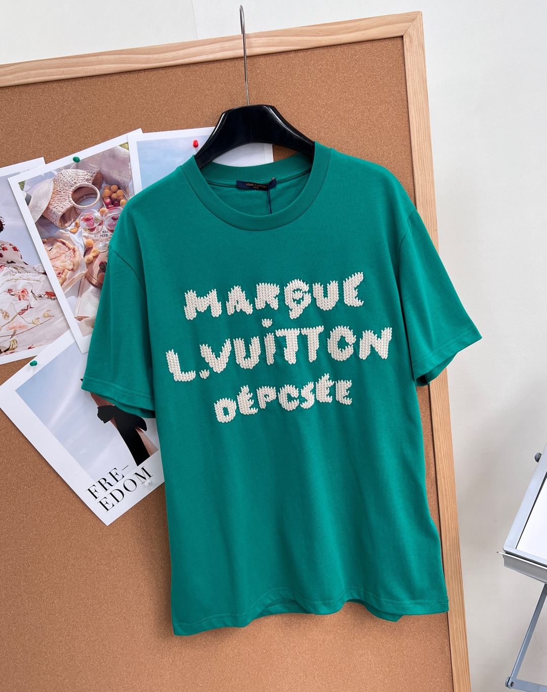 🆕 LOUIS VUITTON 胶囊系列毛线刺绣字母短袖T恤选用柔软羊毛质感纱线，于前后分别刺绣标识和字