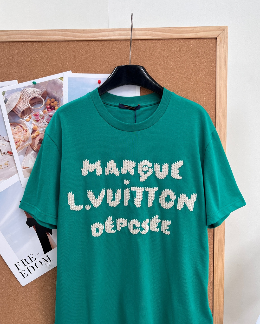 🆕 LOUIS VUITTON 胶囊系列毛线刺绣字母短袖T恤选用柔软羊毛质感纱线，于前后分别刺绣标识和字