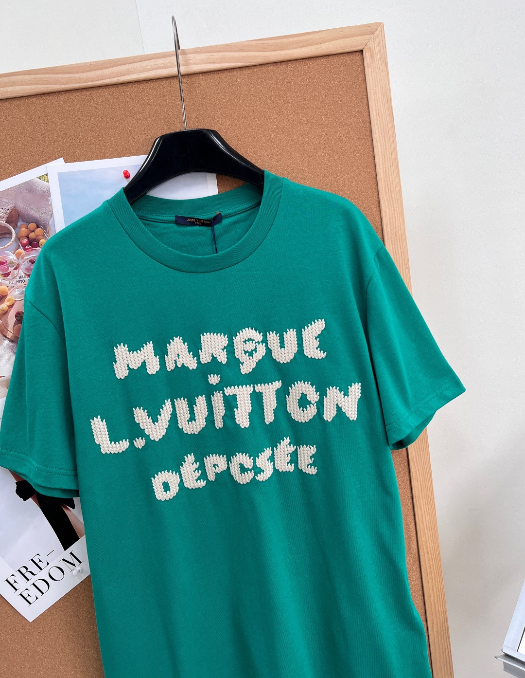 🆕 LOUIS VUITTON 胶囊系列毛线刺绣字母短袖T恤选用柔软羊毛质感纱线，于前后分别刺绣标识和字