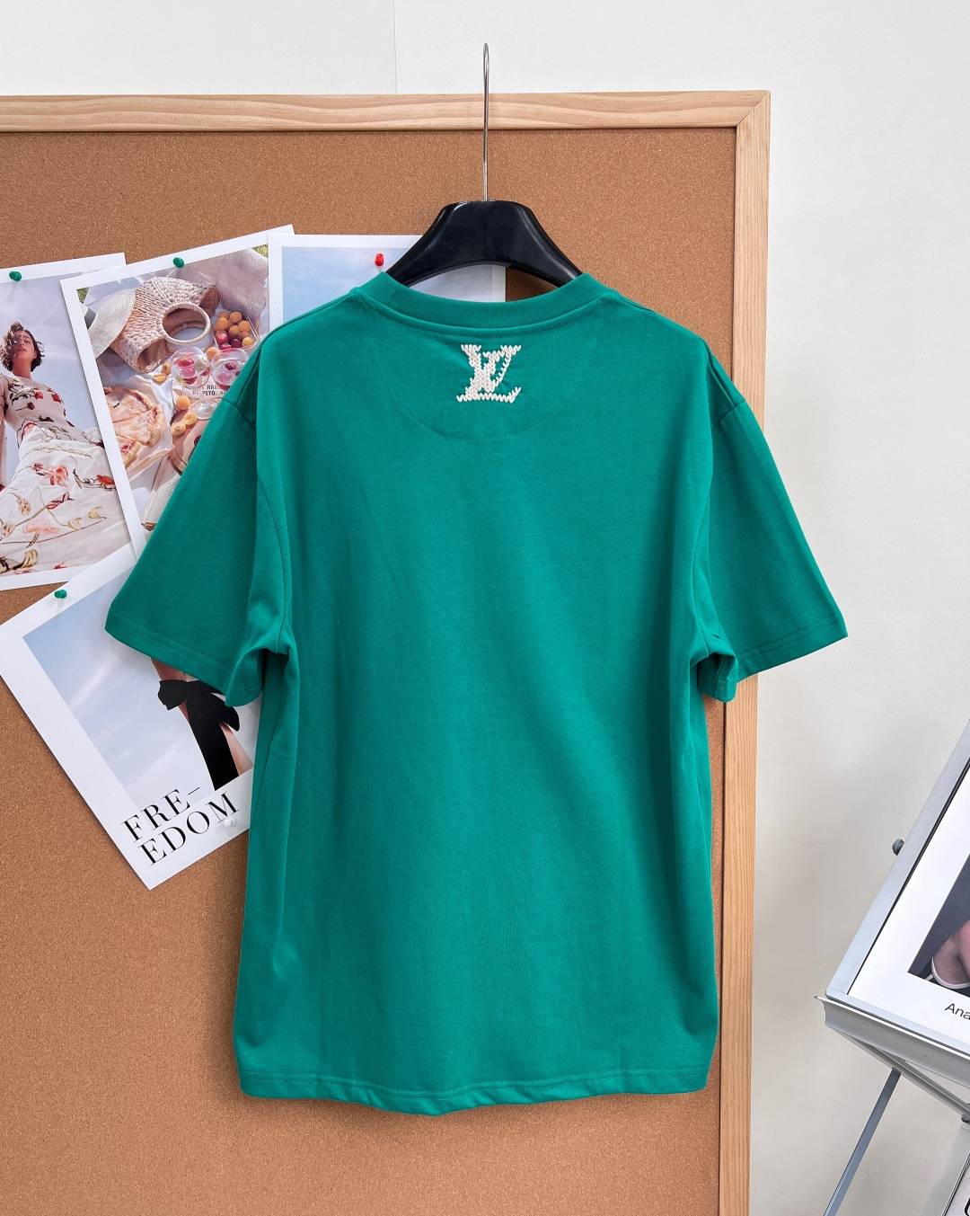 🆕 LOUIS VUITTON 胶囊系列毛线刺绣字母短袖T恤选用柔软羊毛质感纱线，于前后分别刺绣标识和字