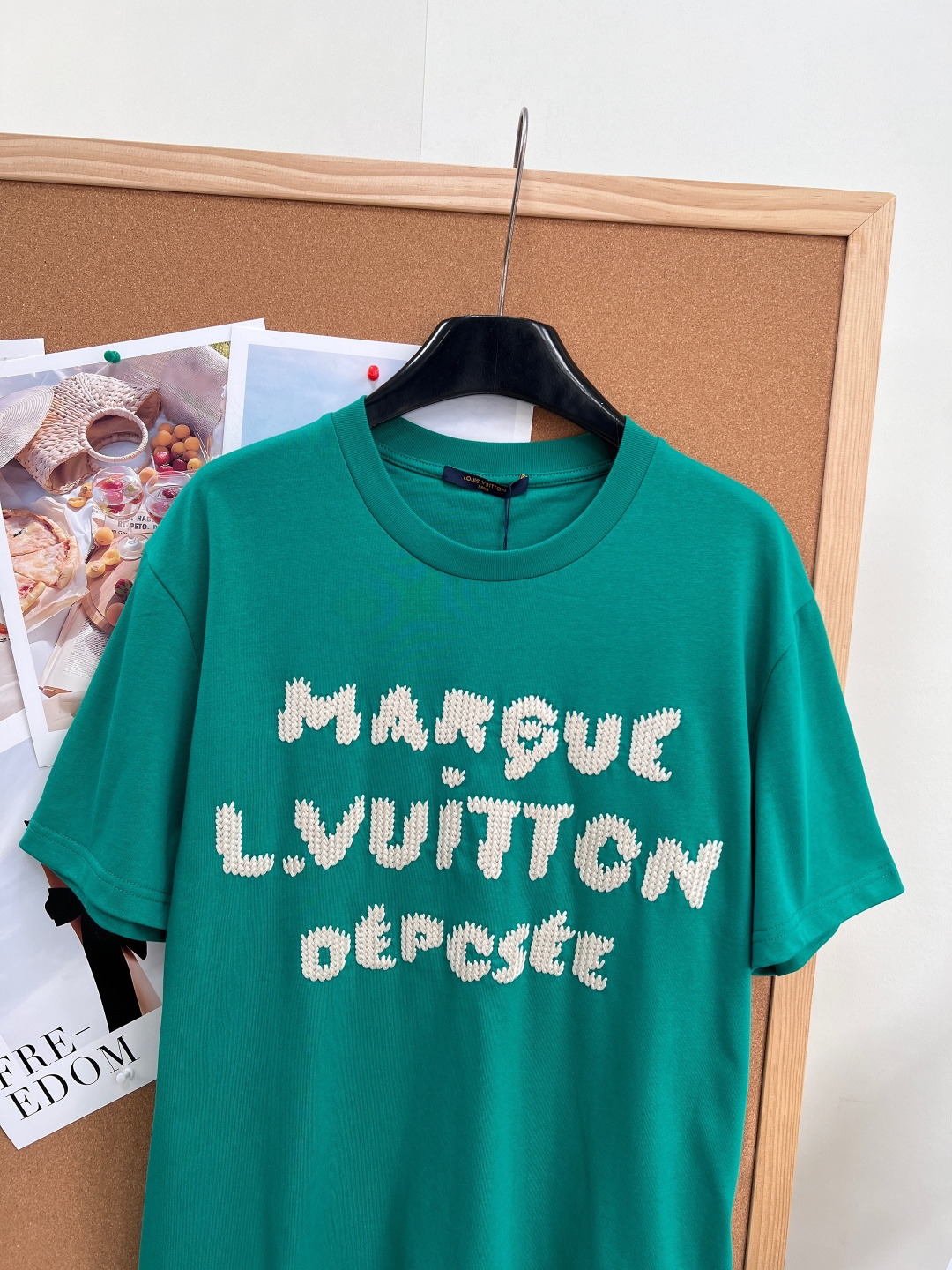 🆕 LOUIS VUITTON 胶囊系列毛线刺绣字母短袖T恤选用柔软羊毛质感纱线，于前后分别刺绣标识和字