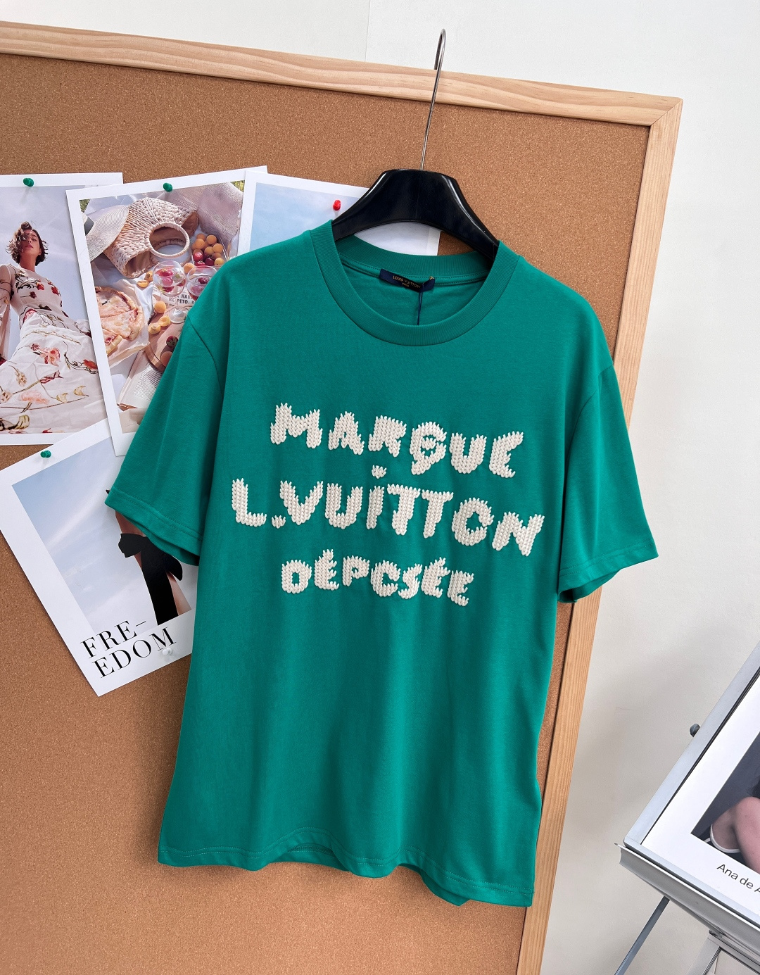 🆕 LOUIS VUITTON 胶囊系列毛线刺绣字母短袖T恤选用柔软羊毛质感纱线，于前后分别刺绣标识和字