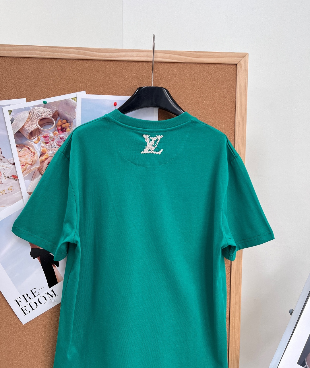 🆕 LOUIS VUITTON 胶囊系列毛线刺绣字母短袖T恤选用柔软羊毛质感纱线，于前后分别刺绣标识和字